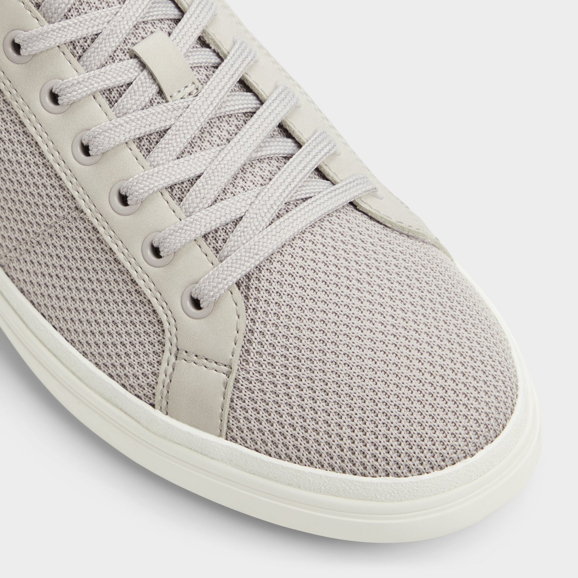 Close-up of the Light Grey Finespec Low top sneaker