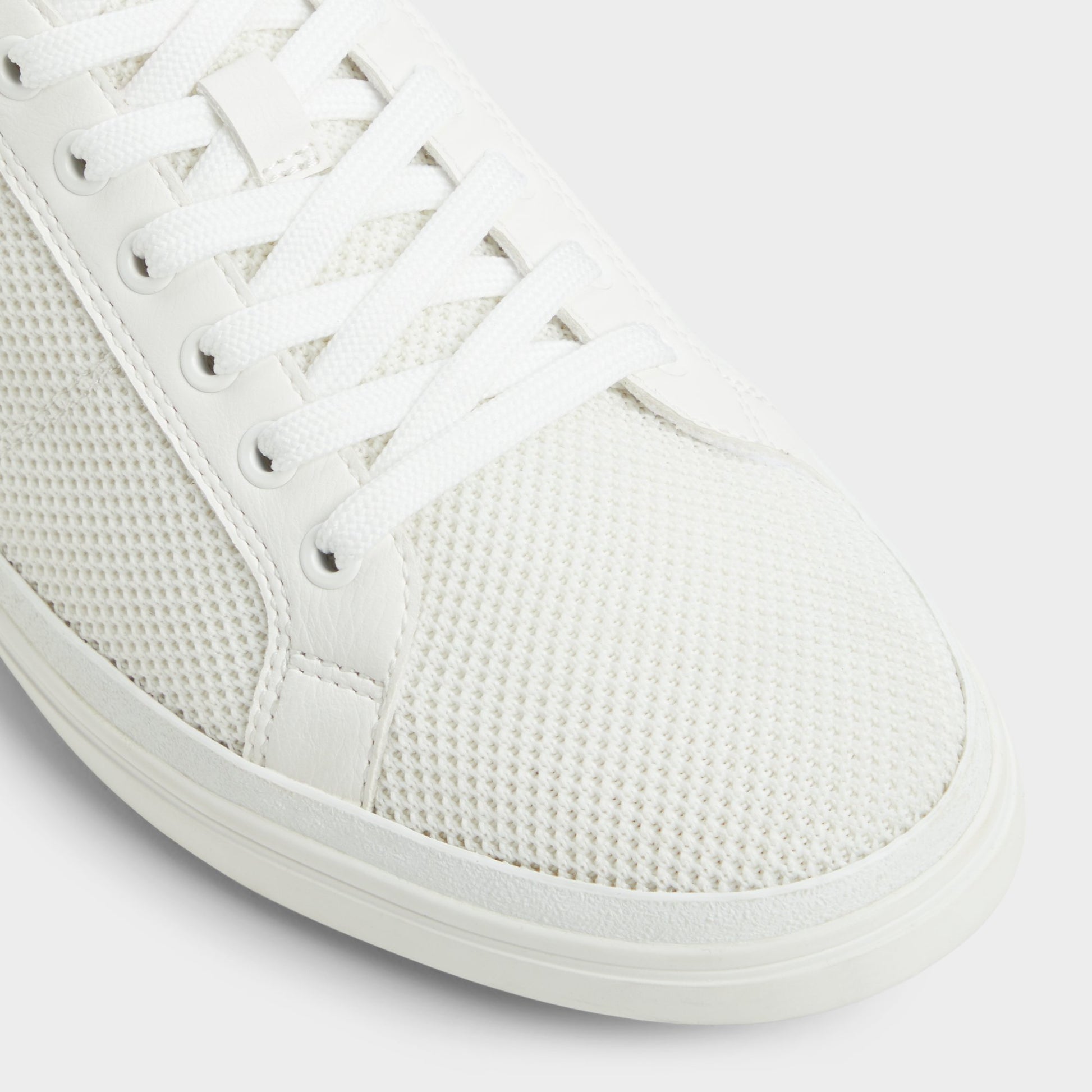 Close-up of the White Finespec Low top sneaker