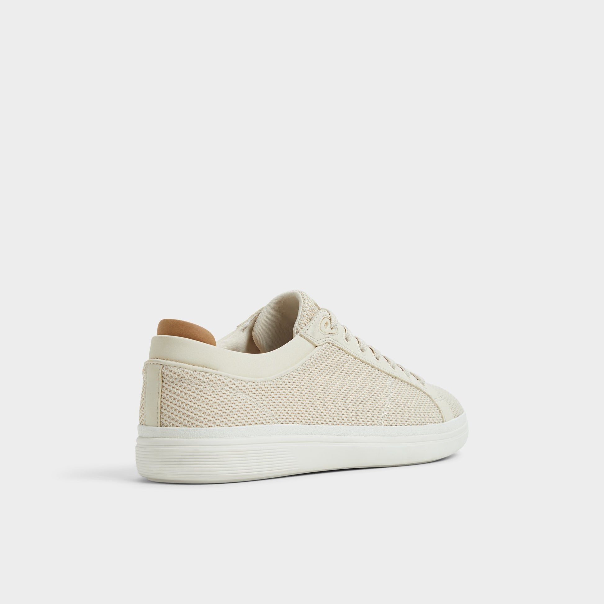 Angle de trois quarts de l'arrière de Oss Finespec Sneaker bas