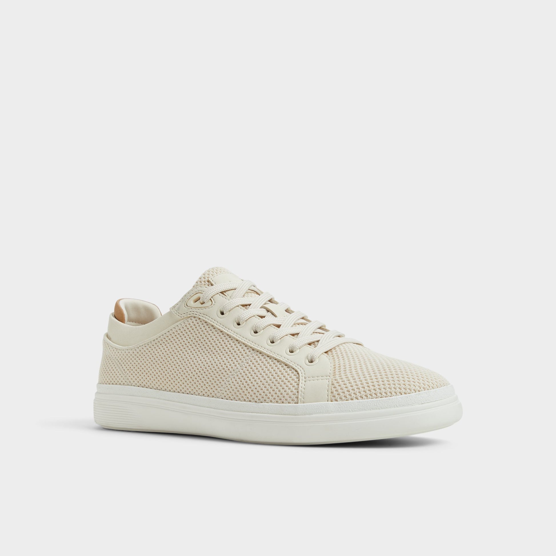 Angle de trois quarts de la face avant de Oss Finespec Sneaker bas