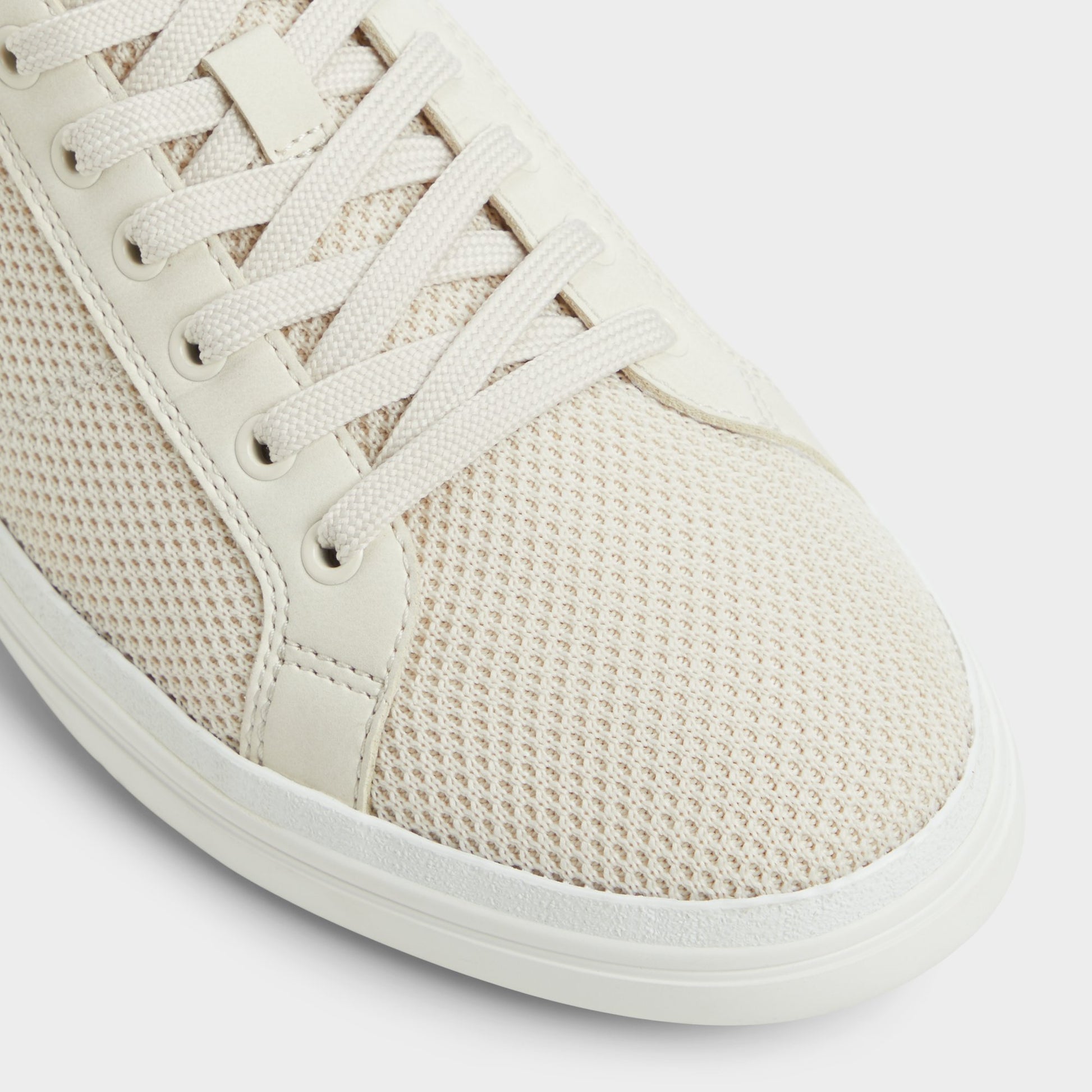 Gros plan de la Oss Finespec Sneaker bas