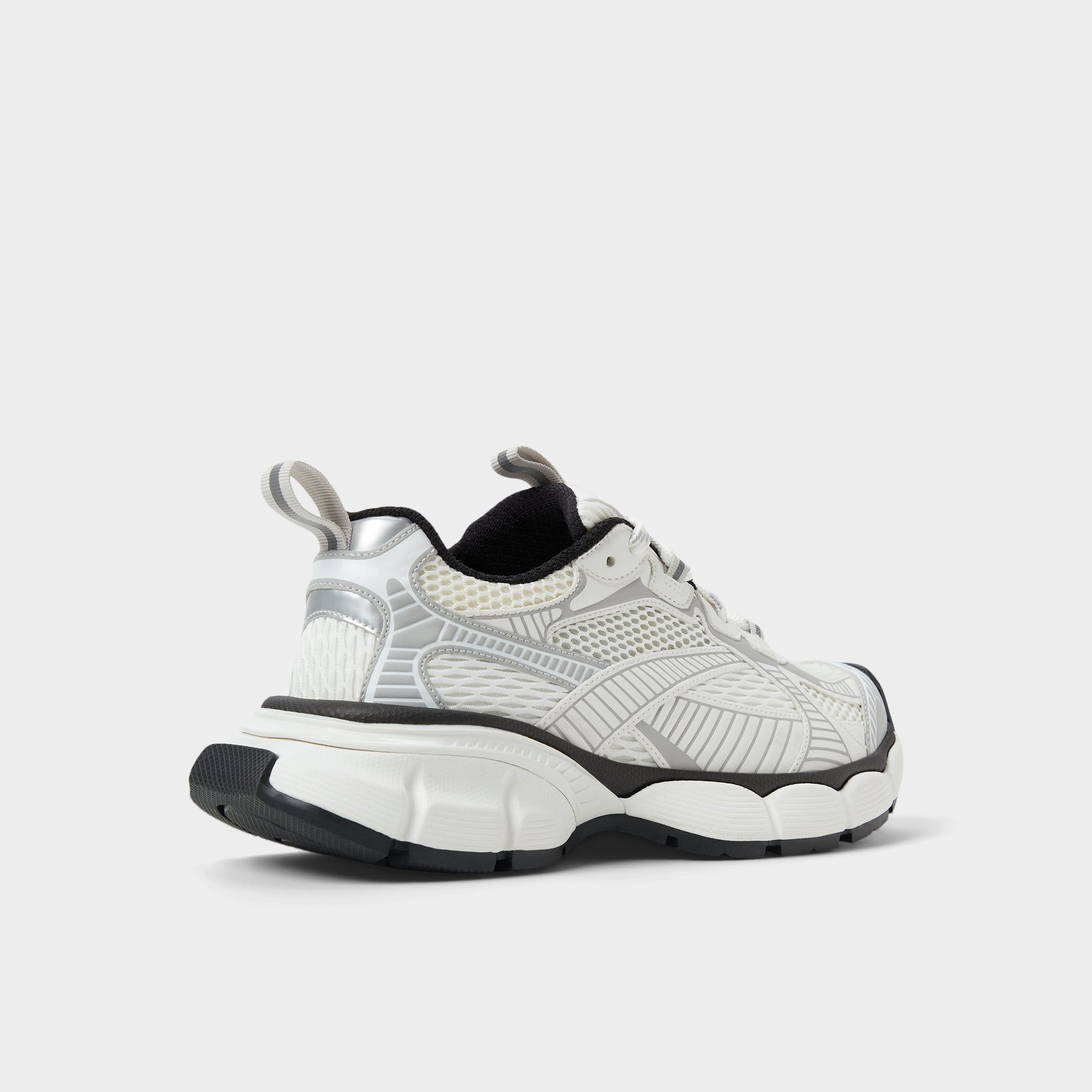 Angle de trois quarts de l'arrière de Blanc Jensen Sneaker