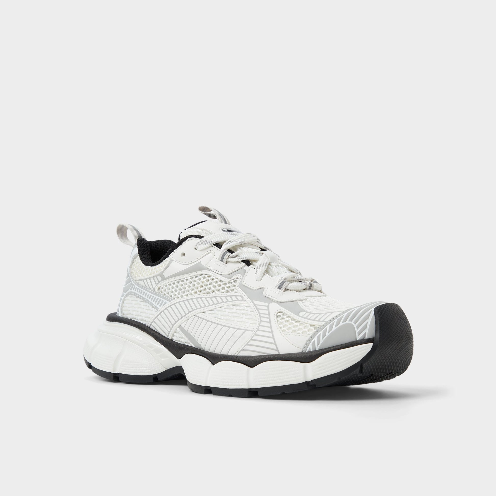 Angle de trois quarts de la face avant de Blanc Jensen Sneaker