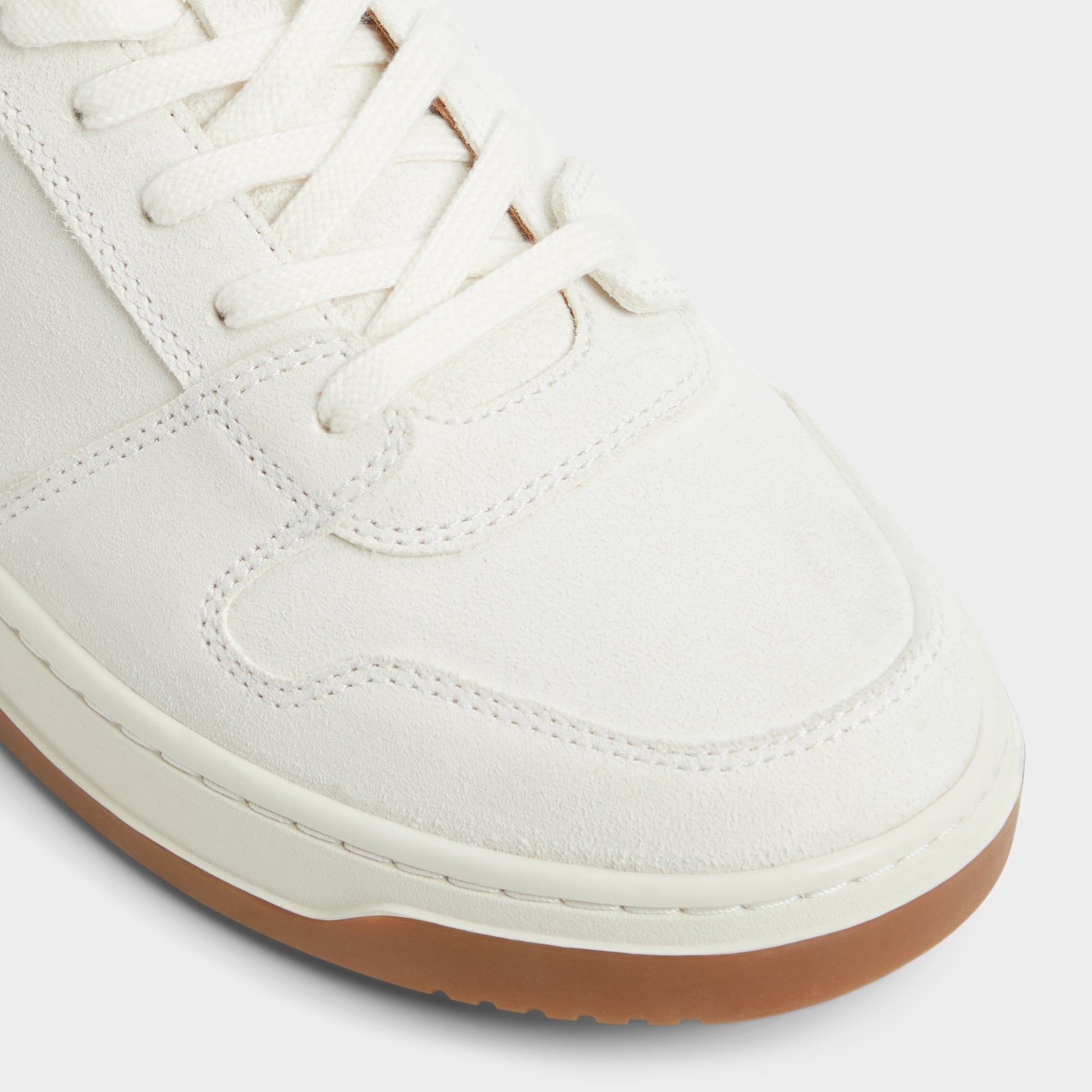 Close-up of the White Ludlow Low top sneaker