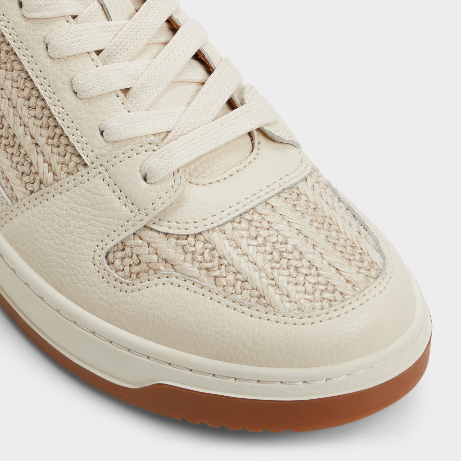 Close-up of the White Ludlow Low top sneaker