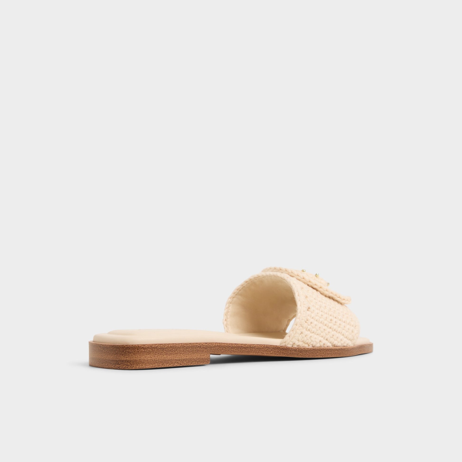 Three-quarter angle of Light Beige Sabbia Slide sandal's back side