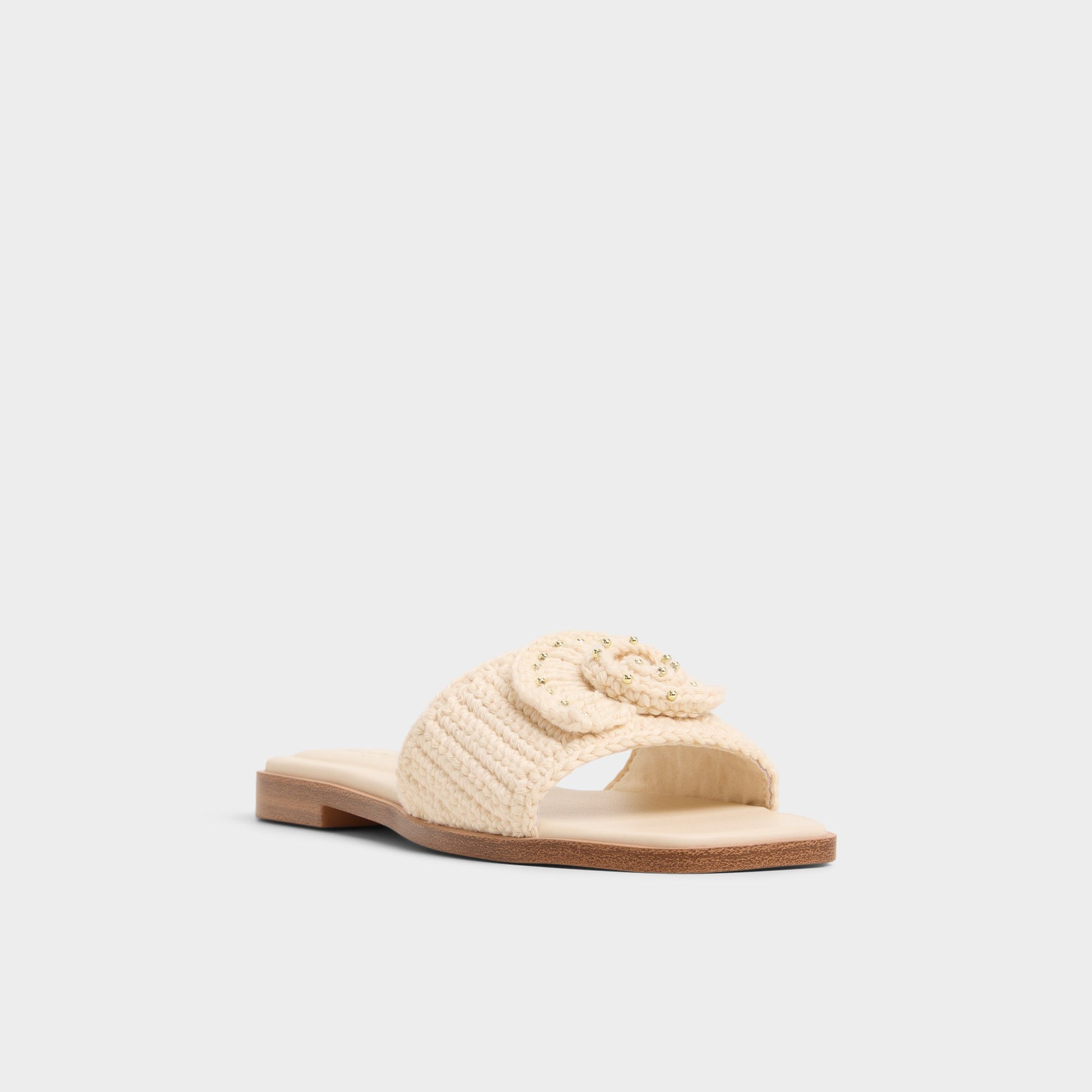 Three-quarter angle of Light Beige Sabbia Slide sandal's front side