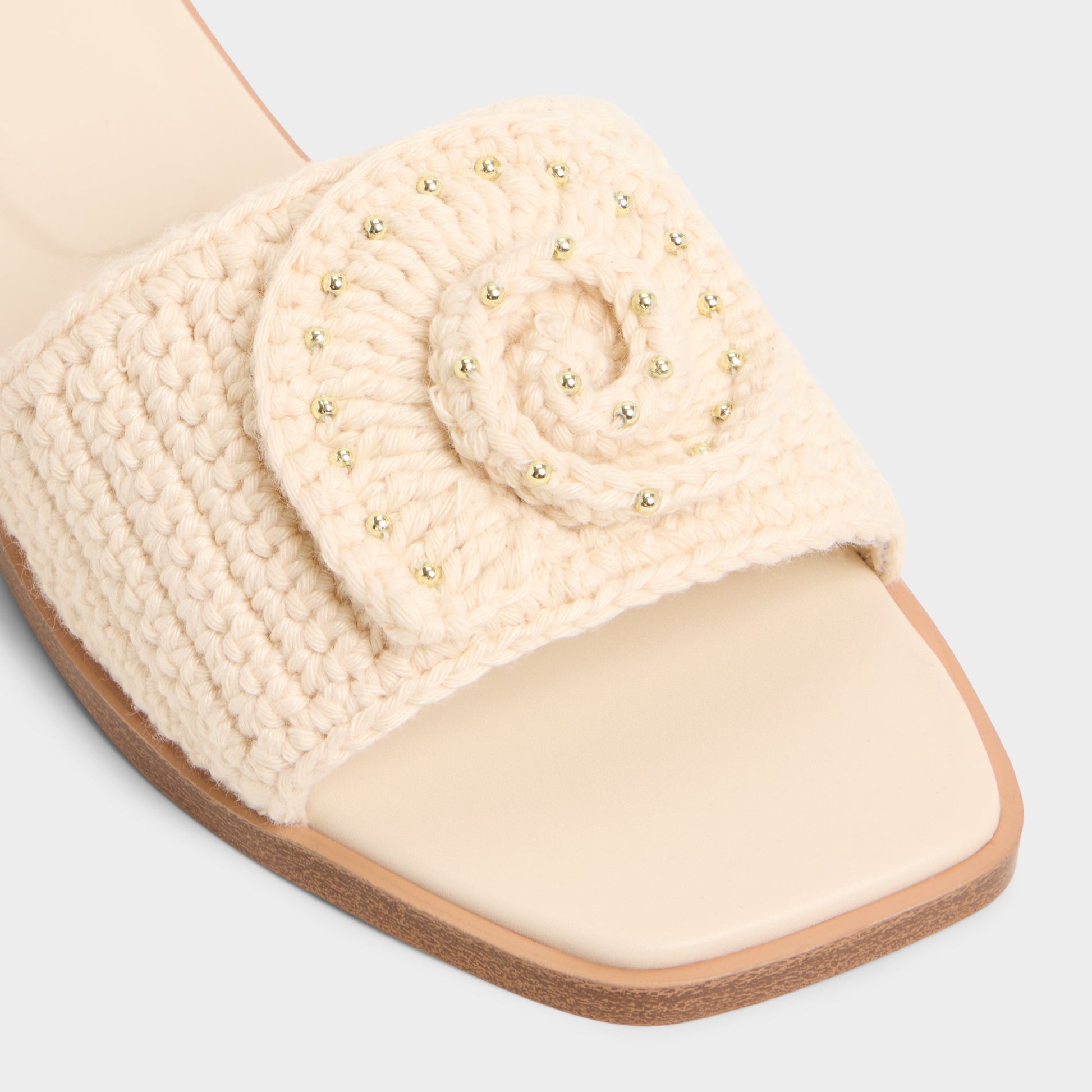 Close-up of the Light Beige Sabbia Slide sandal