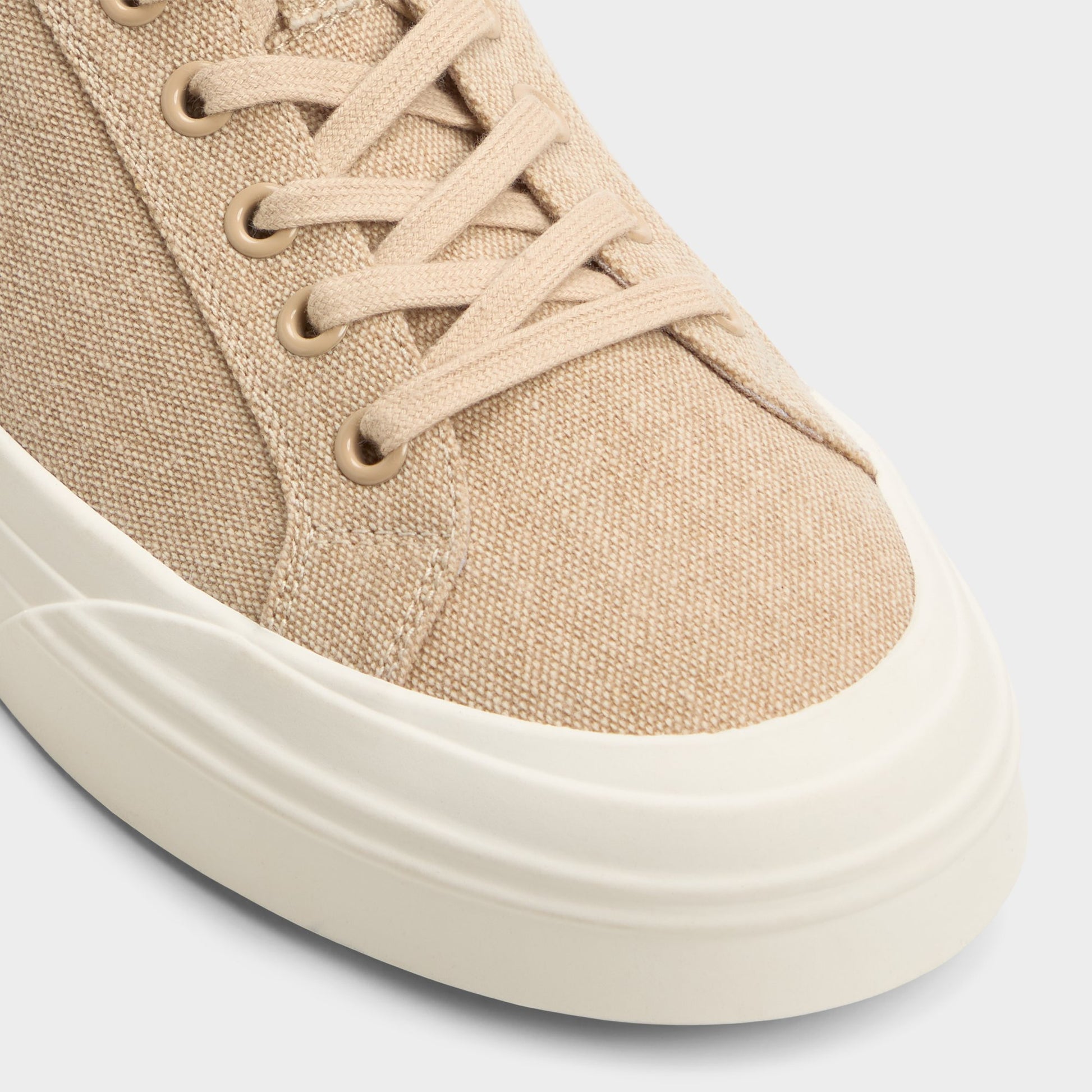 Close-up of the Natural Wildside Low top sneaker