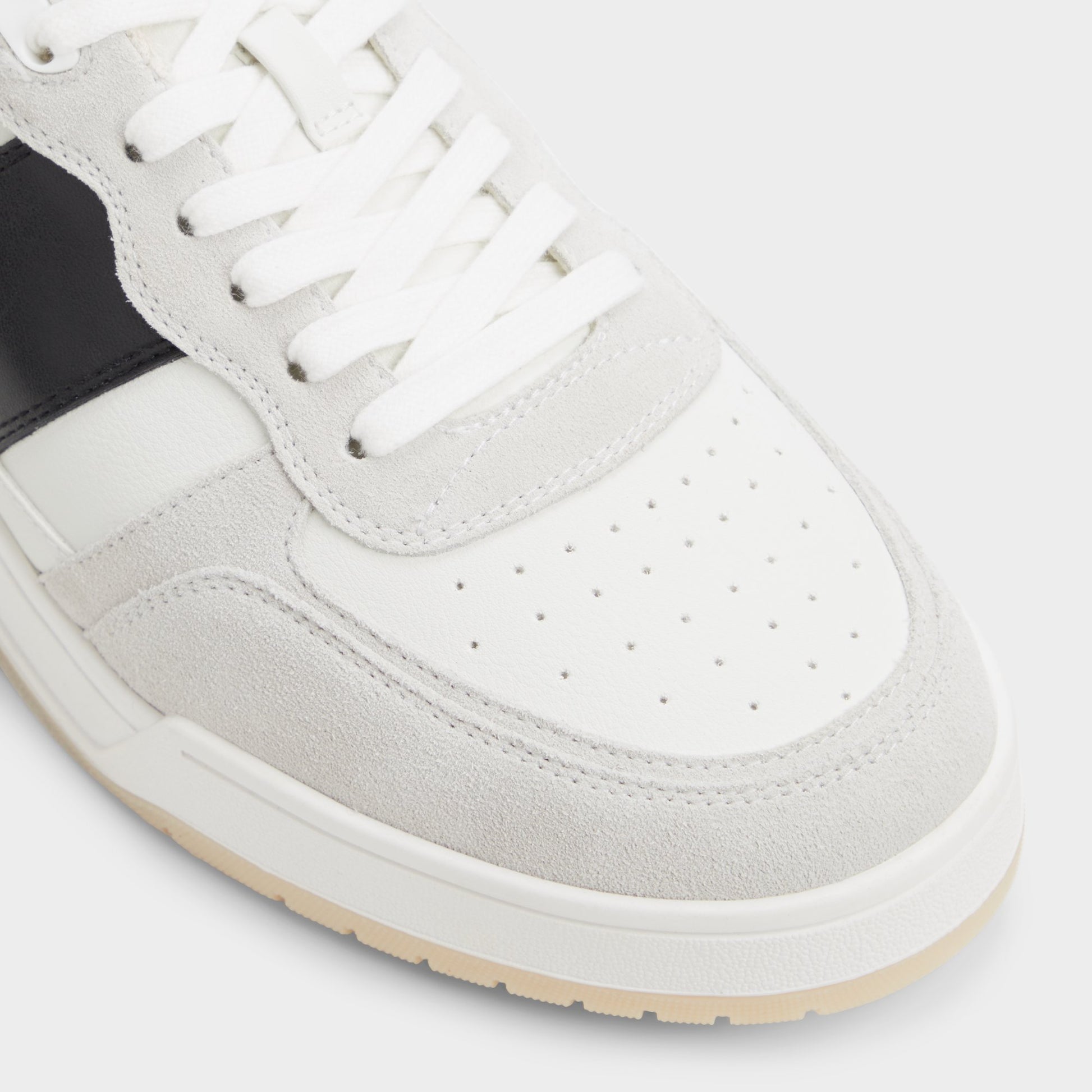 Close-up of the Ivory Topper Low top sneaker