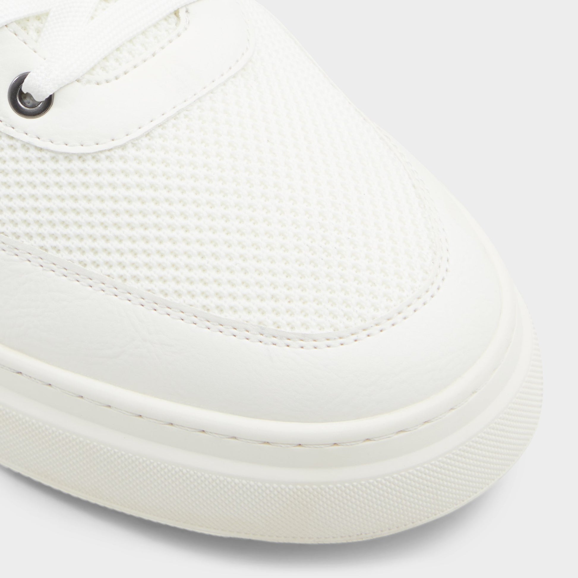 Close-up of the White Mmcenroe Low top sneaker