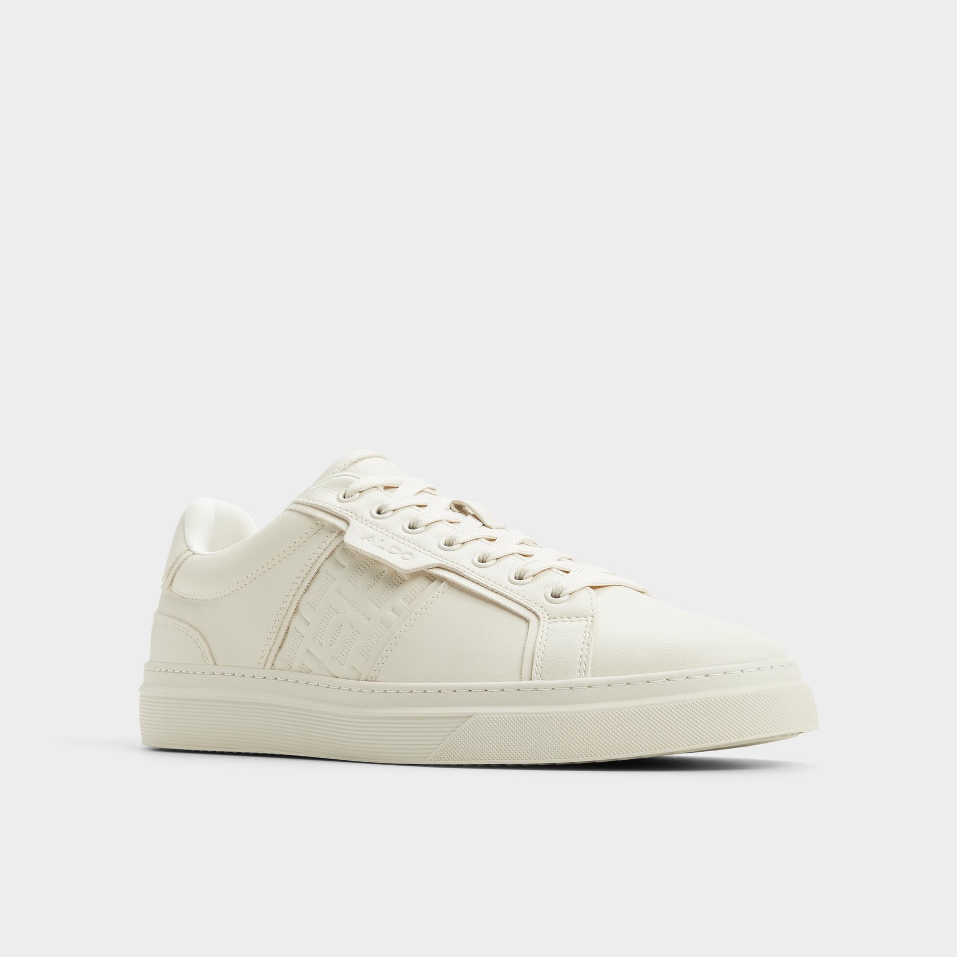 Three-quarter angle of Ivory Ccourtline Low top sneaker's front side