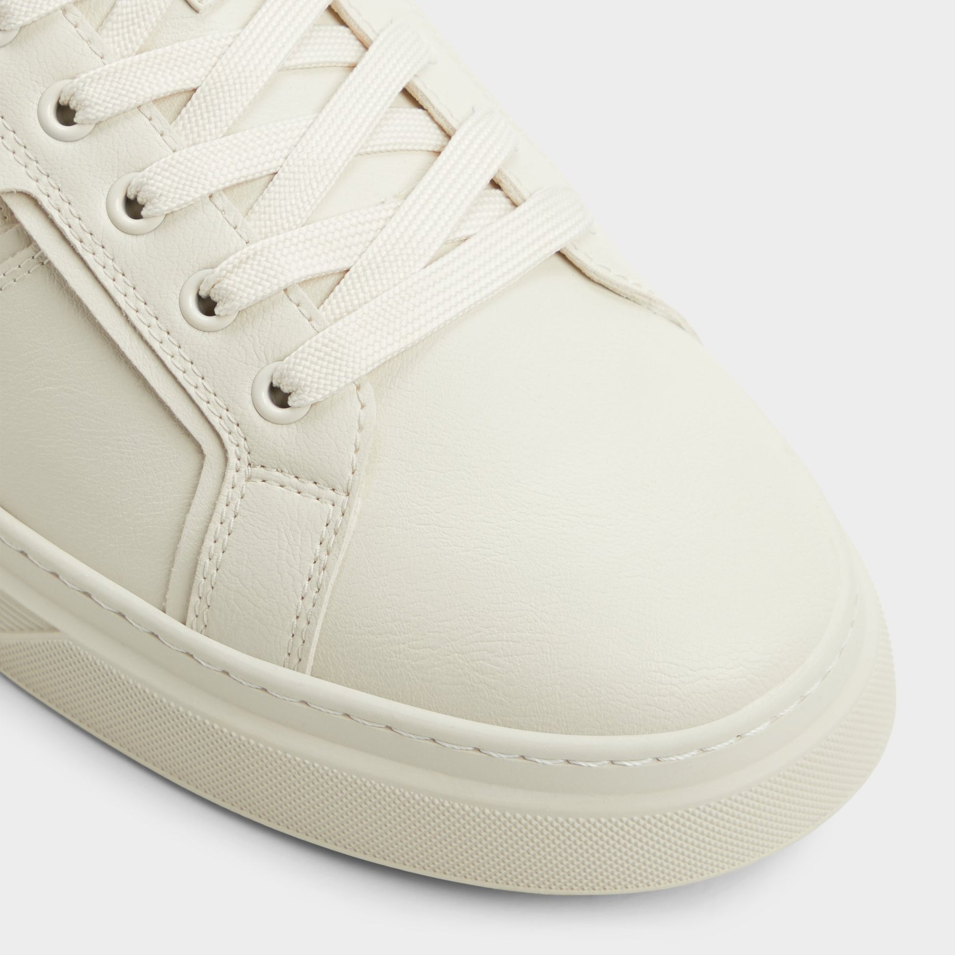 Close-up of the Ivory Ccourtline Low top sneaker