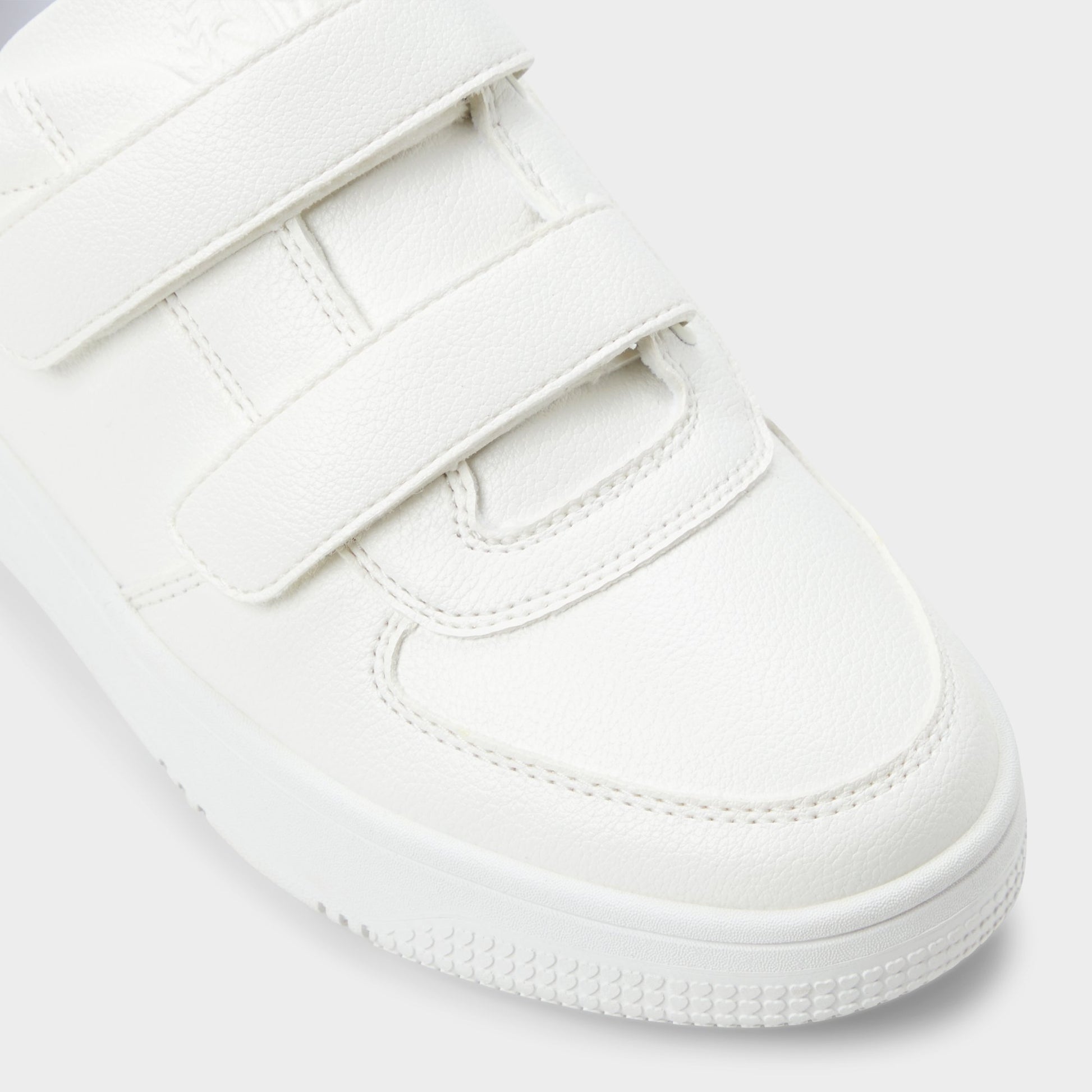 Close-up of the White Combo 24-7kicks Jogger sneaker