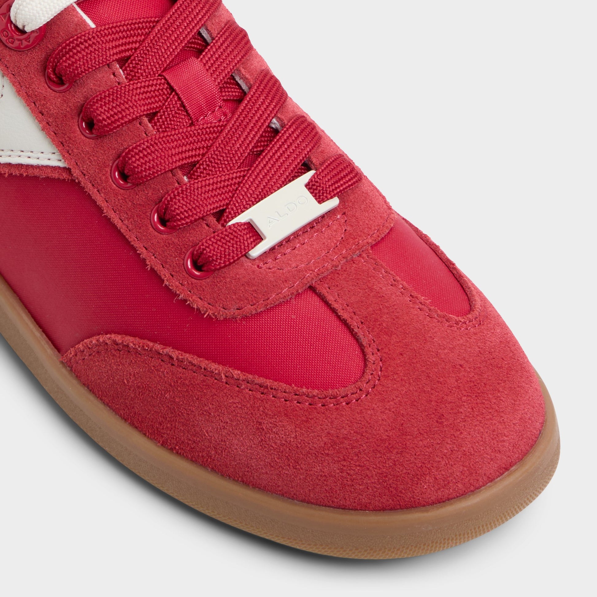 Close-up of the Medium Red Erilg Low top sneaker