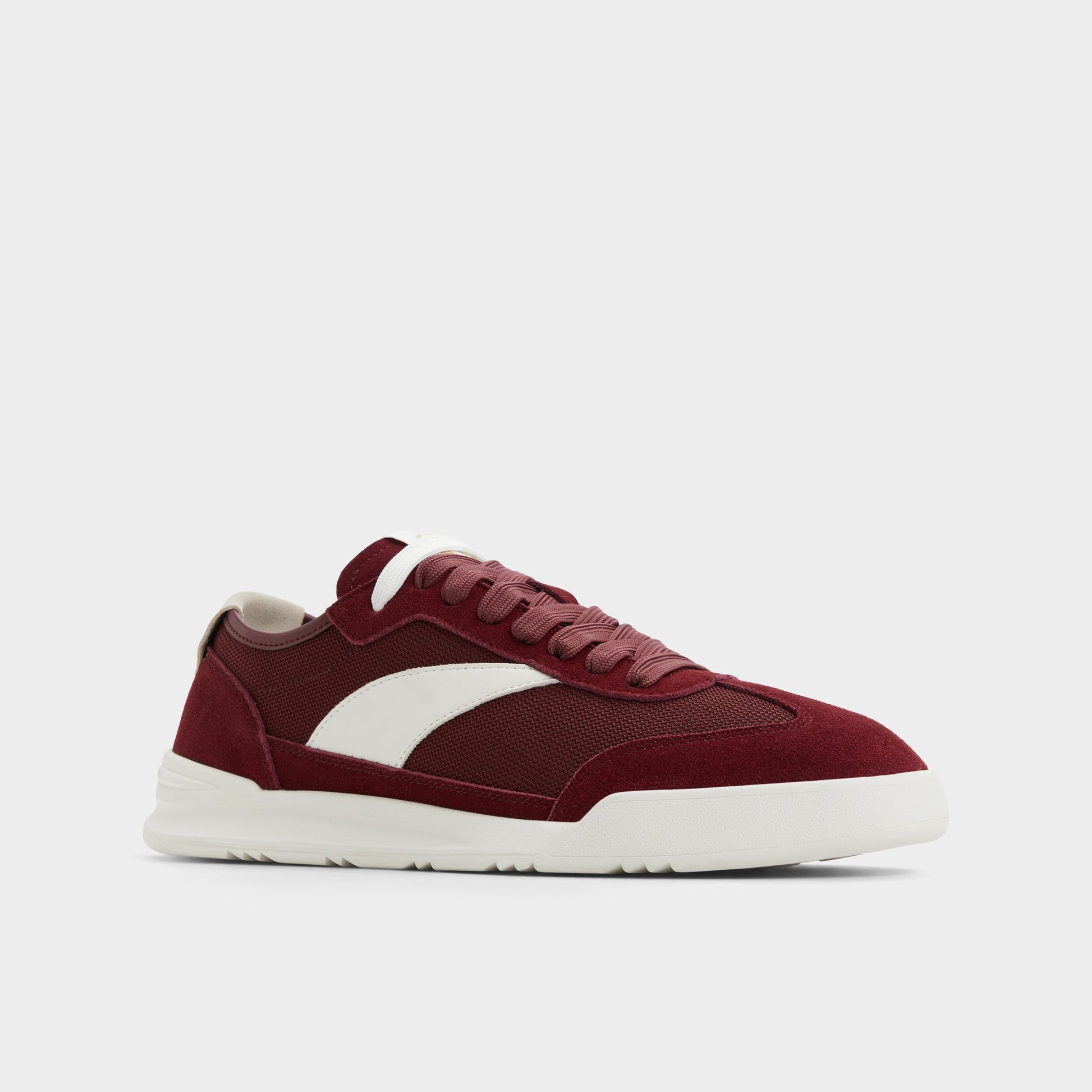 Three-quarter angle of Burgundy Clubmtl Low top sneaker's front side