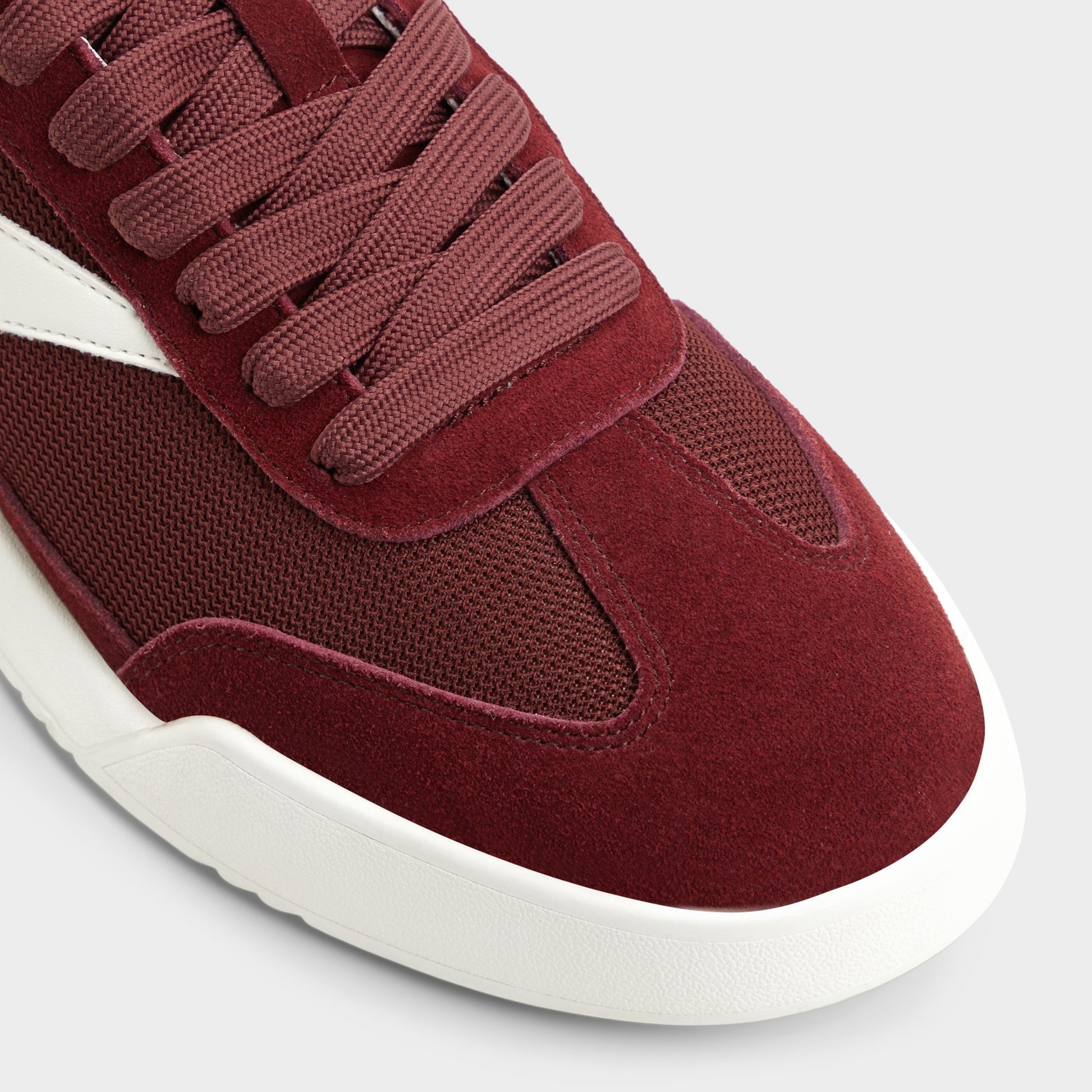Close-up of the Burgundy Clubmtl Low top sneaker