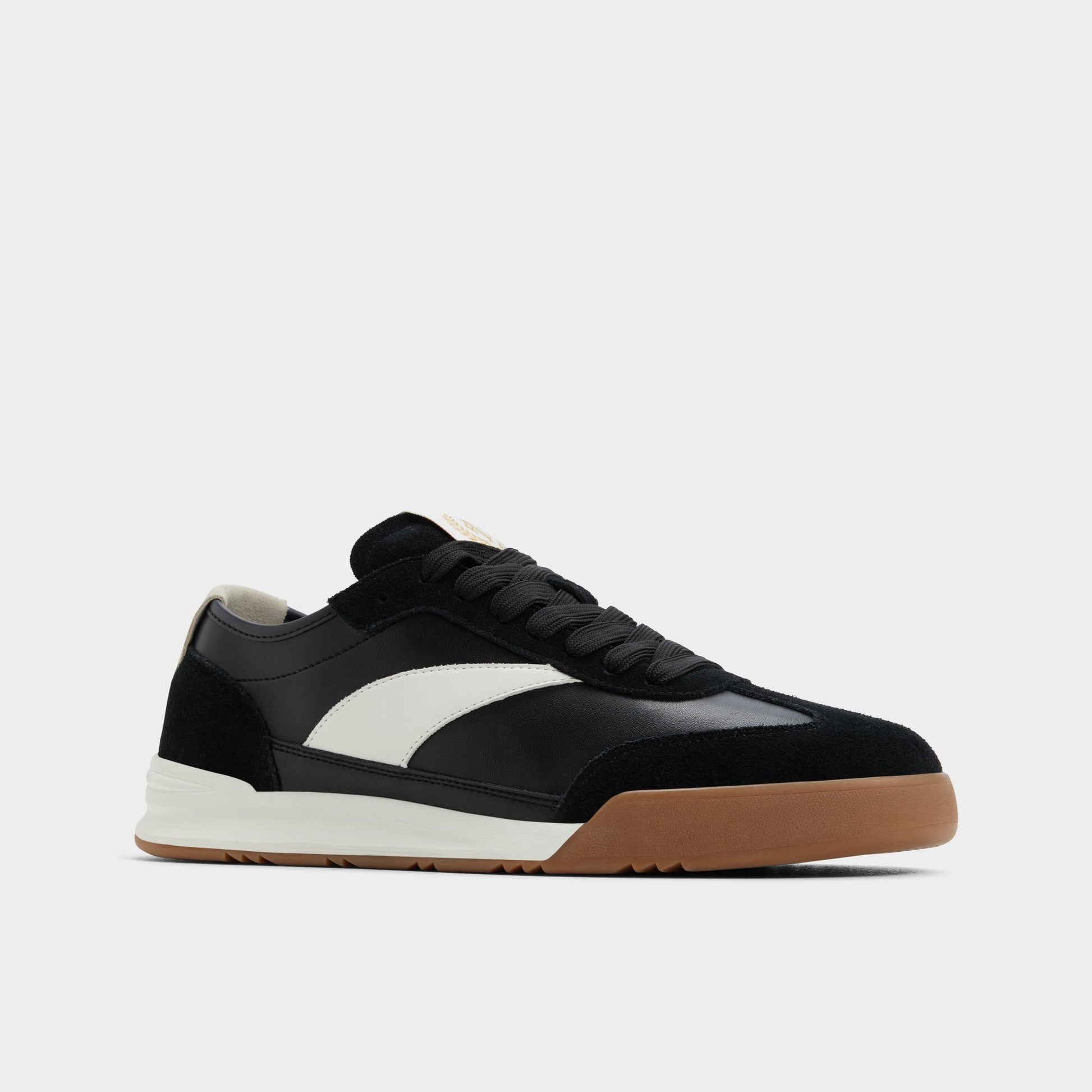 Angle de trois quarts de la face avant de Noir Clubmtl Sneaker bas