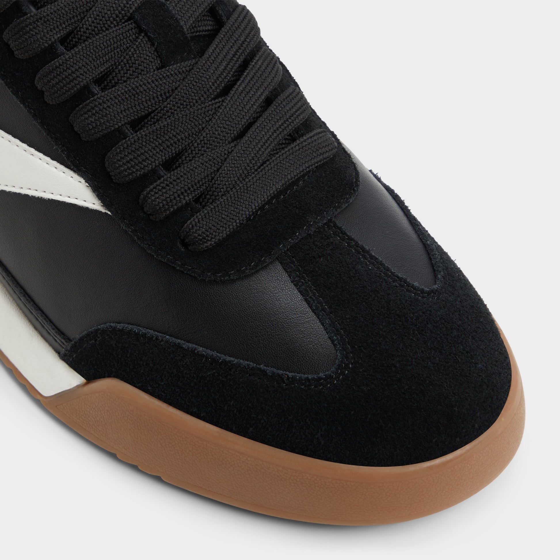 Gros plan de la Noir Clubmtl Sneaker bas