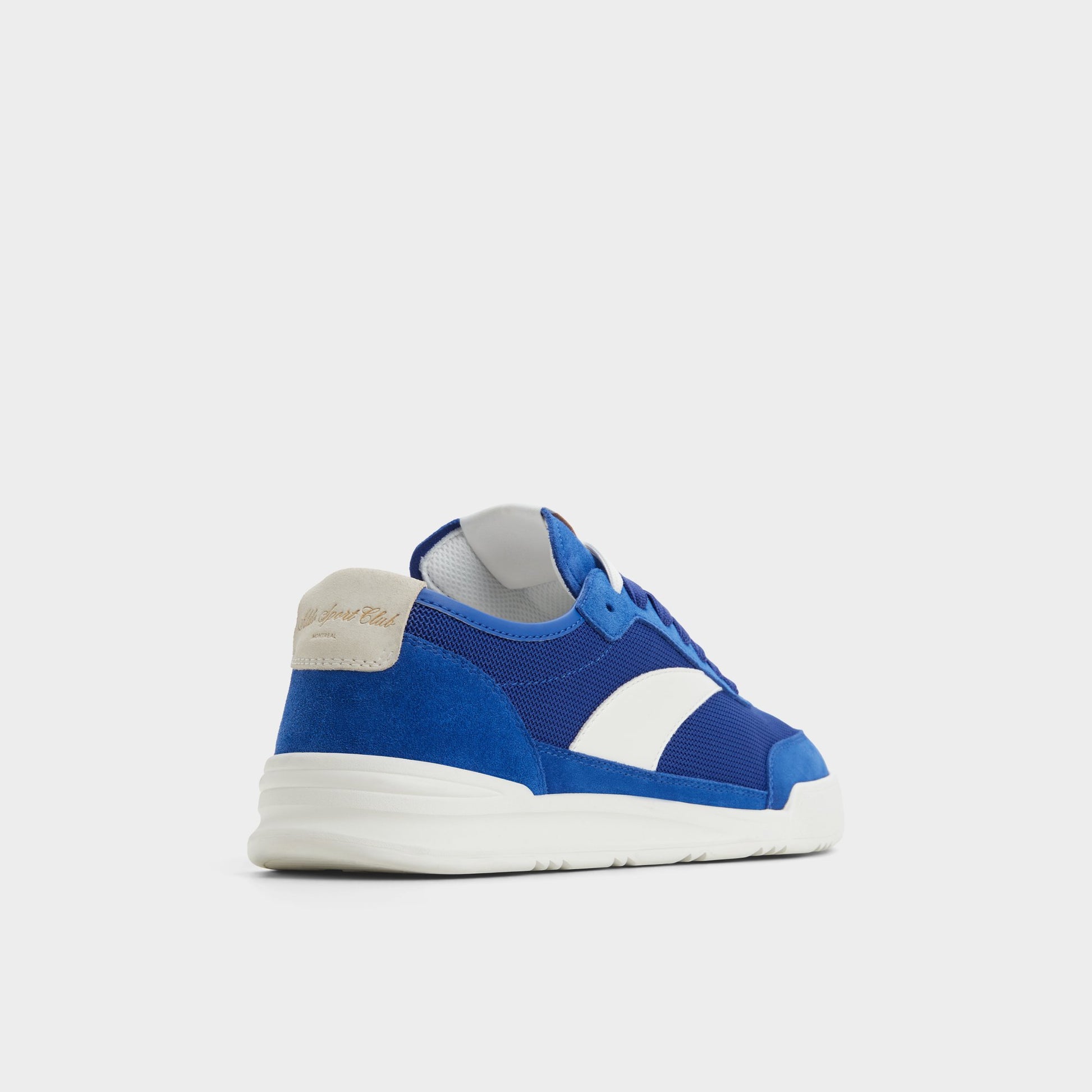 Angle de trois quarts de l'arrière de Bleu Vif Clubmtl Sneaker bas