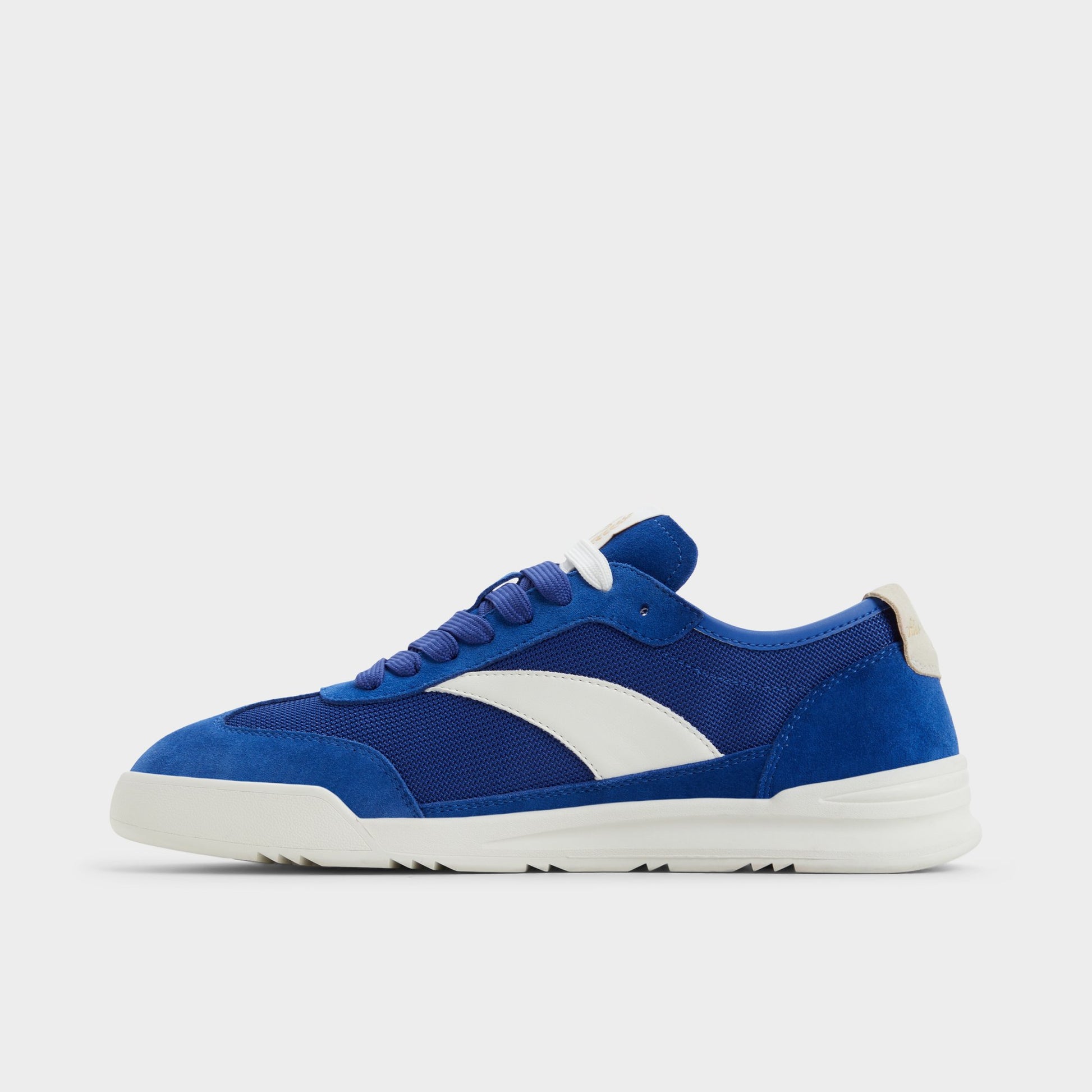 Vue latérale de Bleu Vif Clubmtl Sneaker bas