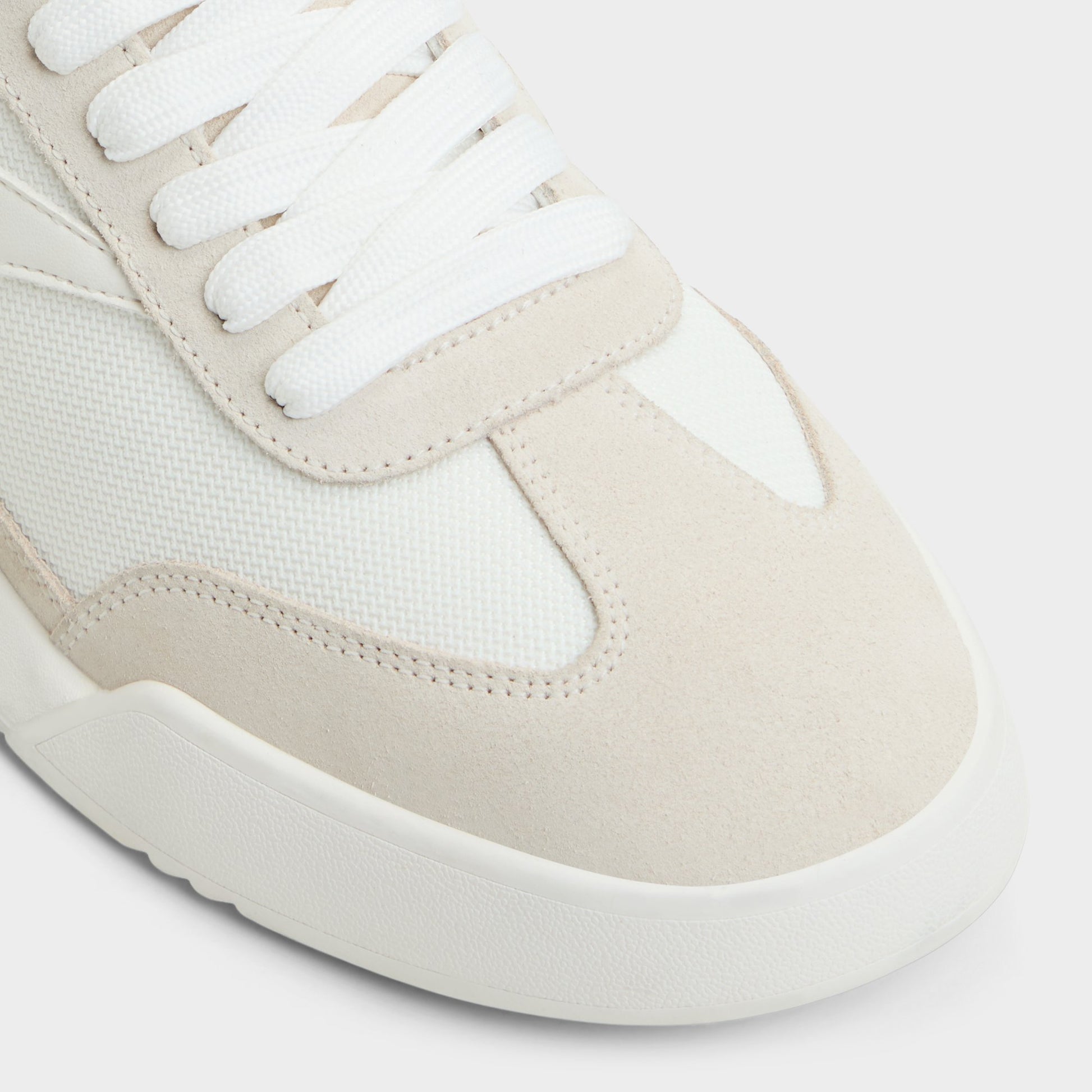 Close-up of the White Clubmtl Low top sneaker