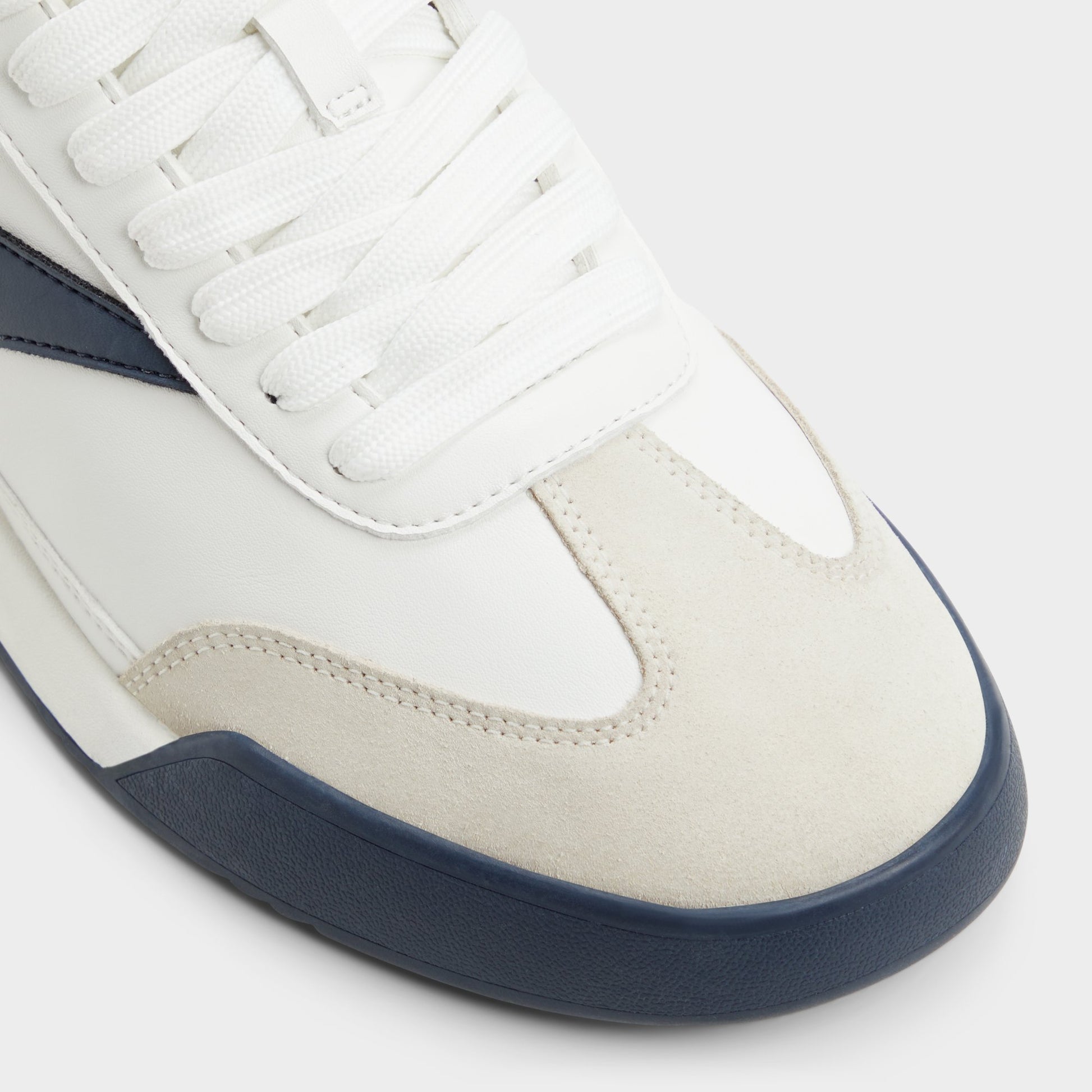 Gros plan de la Blanc/Marine Clubmtl Sneaker bas