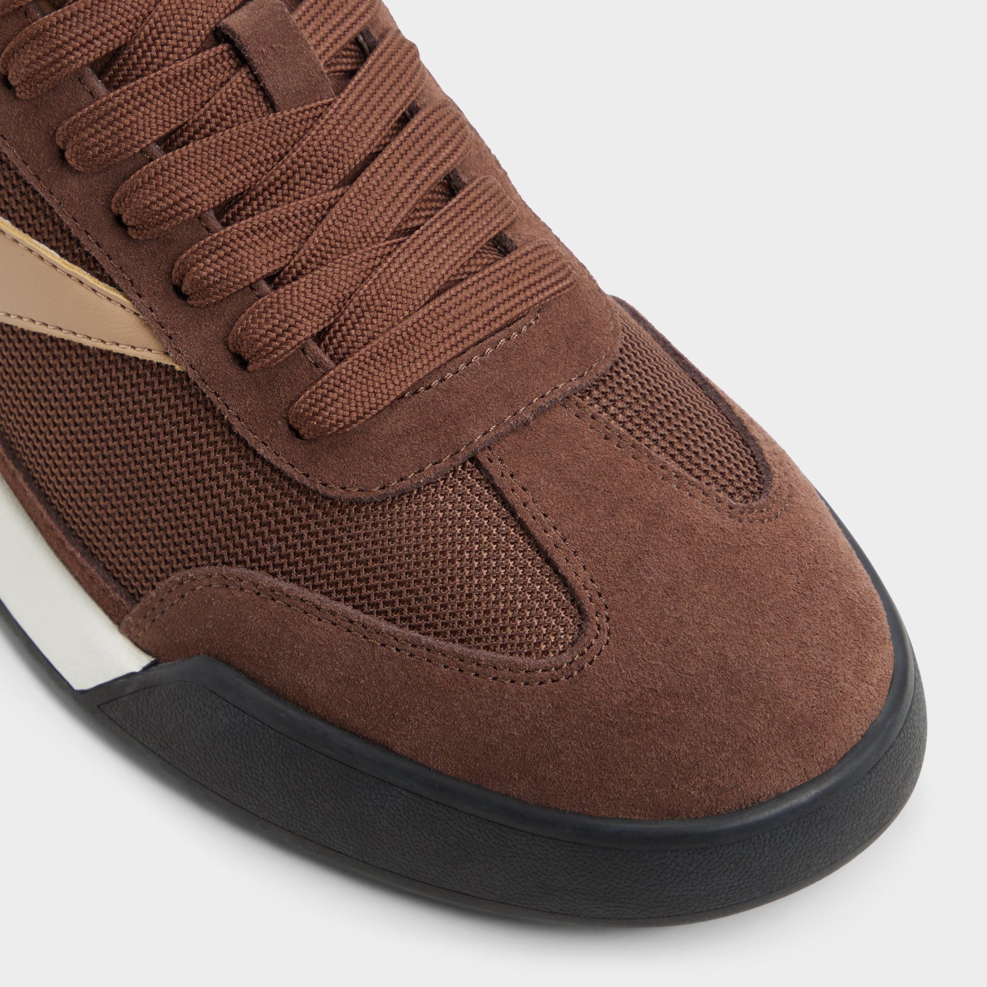 Close-up of the Brown Clubmtl Low top sneaker