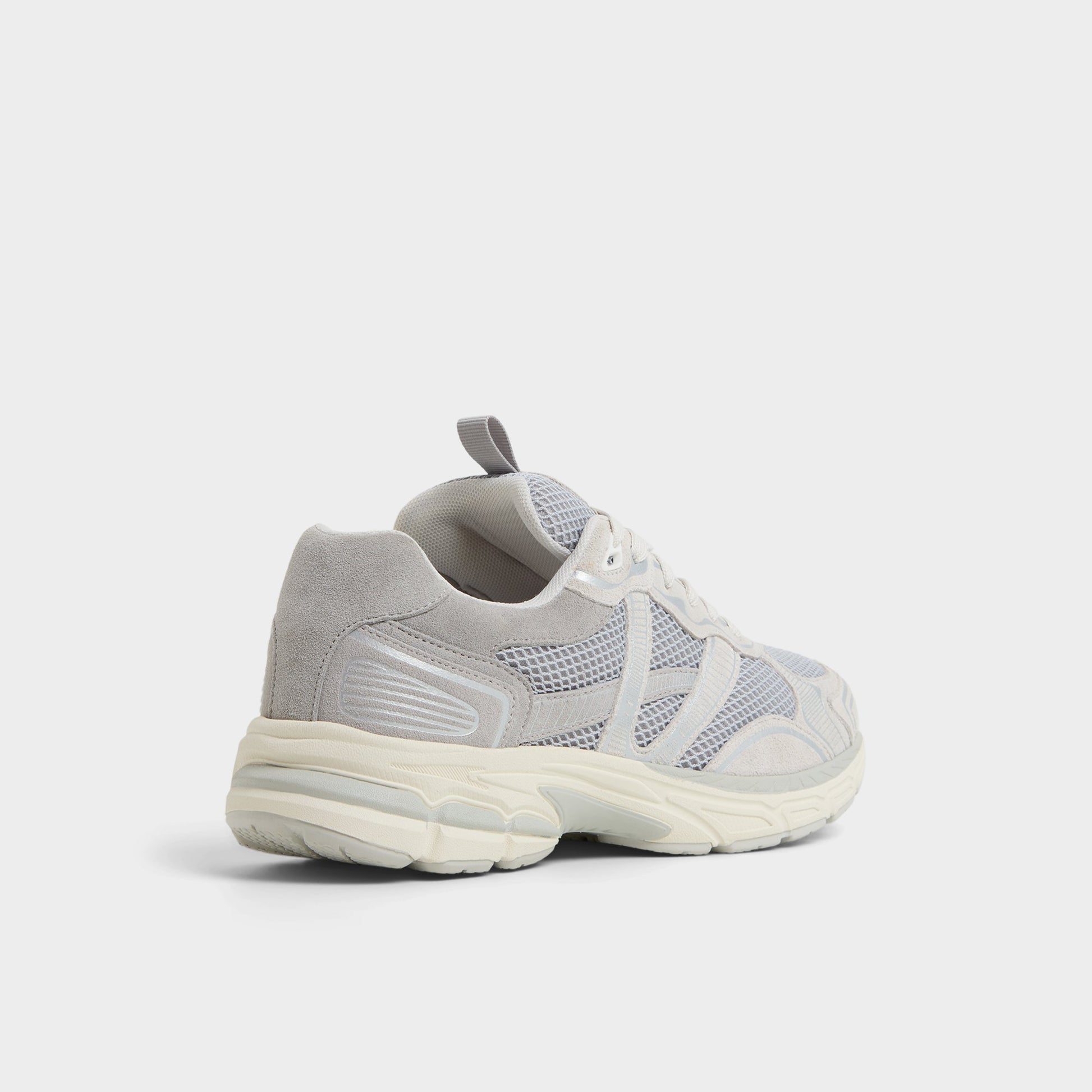 Angle de trois quarts de l'arrière de Gris Blade Sneaker bas
