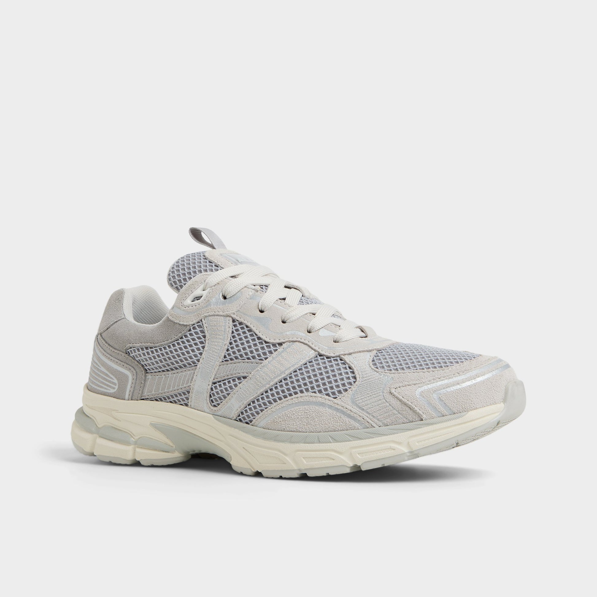 Angle de trois quarts de la face avant de Gris Blade Sneaker bas