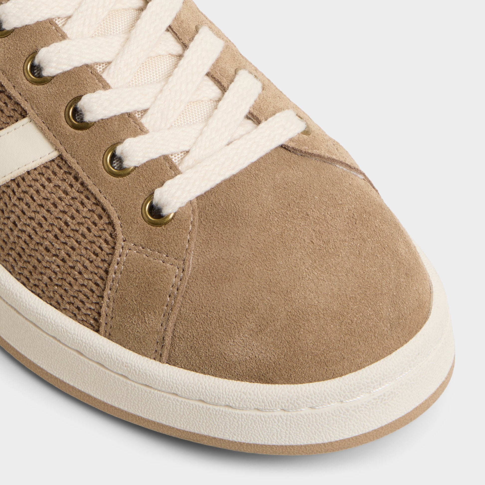 Close-up of the Sand Retrokicks Low top sneaker