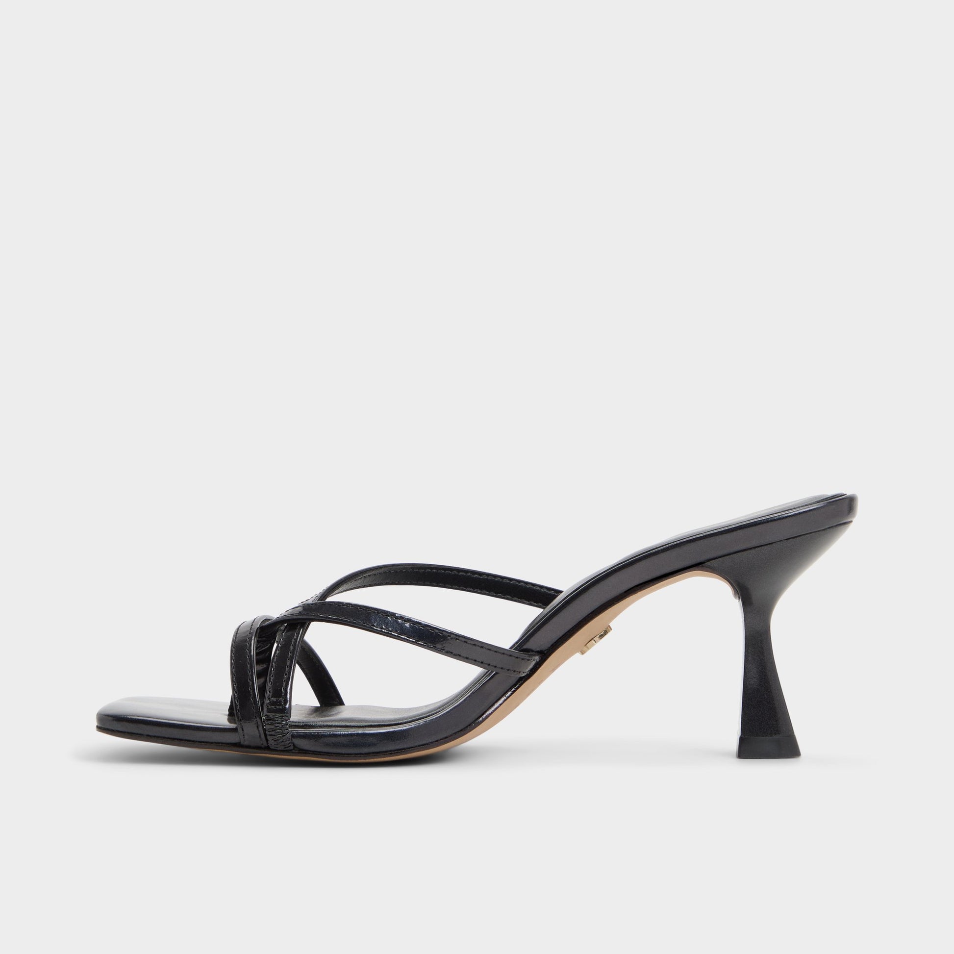 Vue latérale de Noir Calypsa Strappy heeled sandal