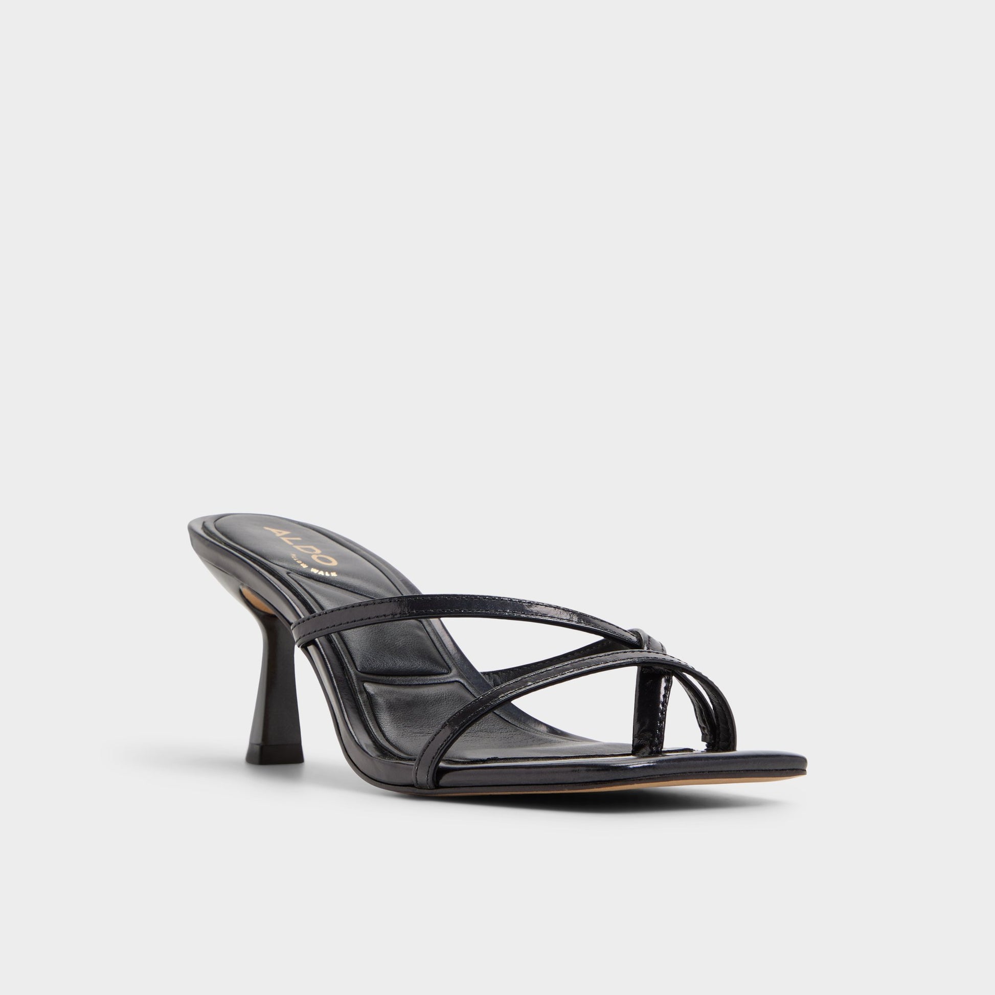 Angle de trois quarts de la face avant de Noir Calypsa Strappy heeled sandal