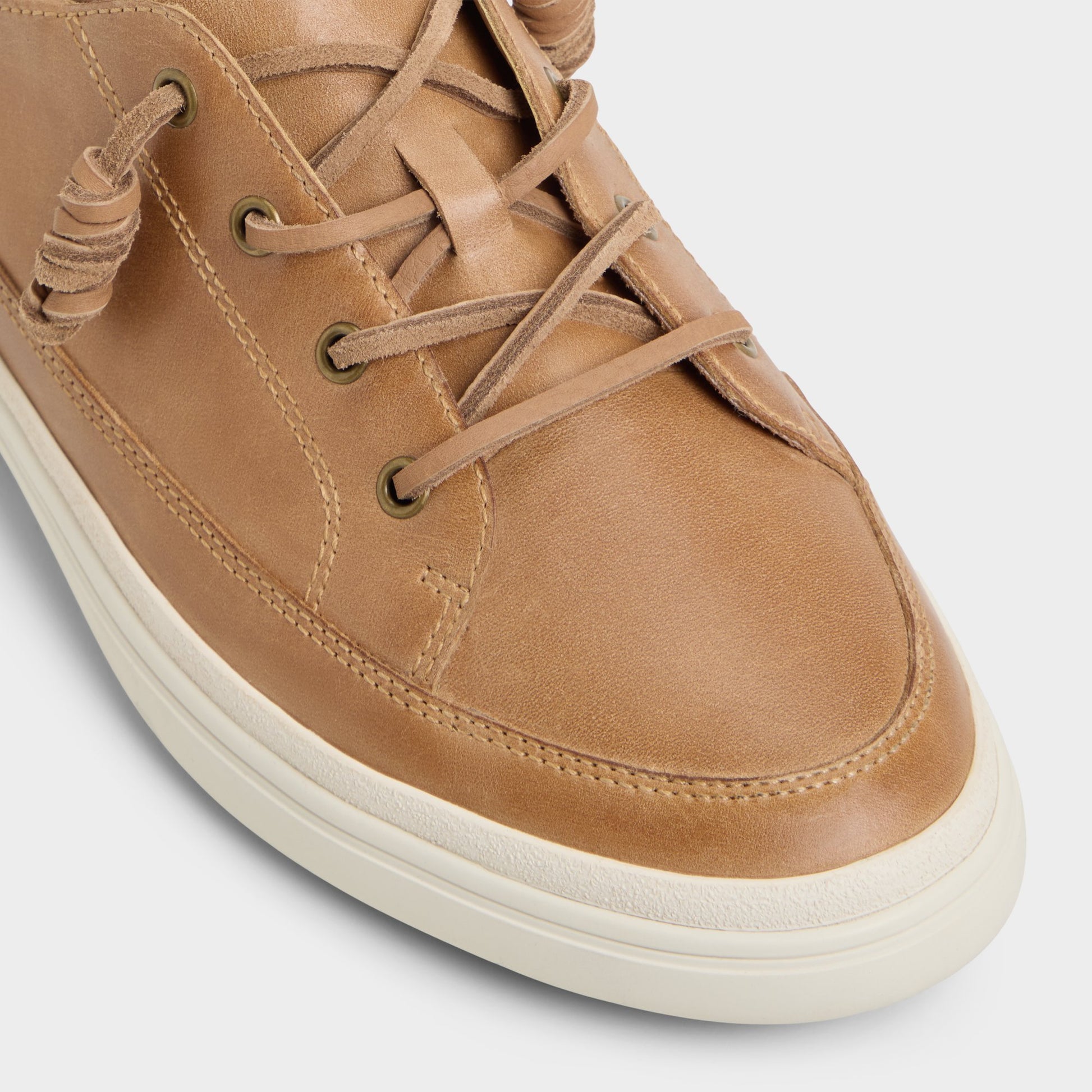 Close-up of the Light Brown Tristin Low top sneaker