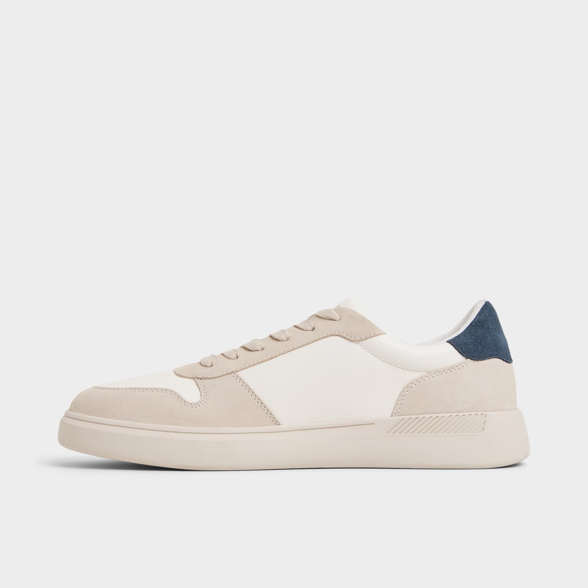 Side view of Open white Retrosneaker Low top sneaker