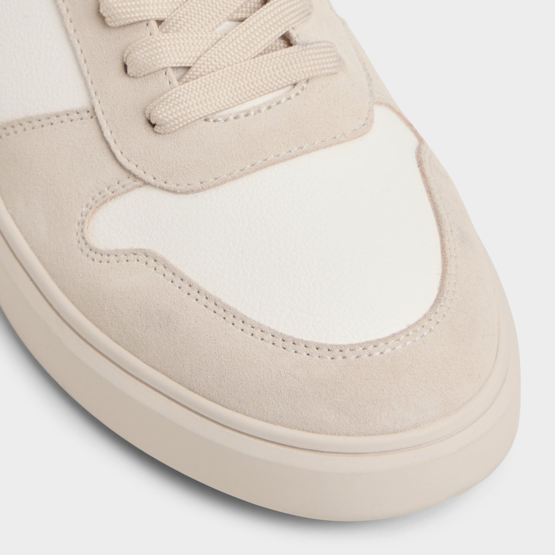Close-up of the Open white Retrosneaker Low top sneaker