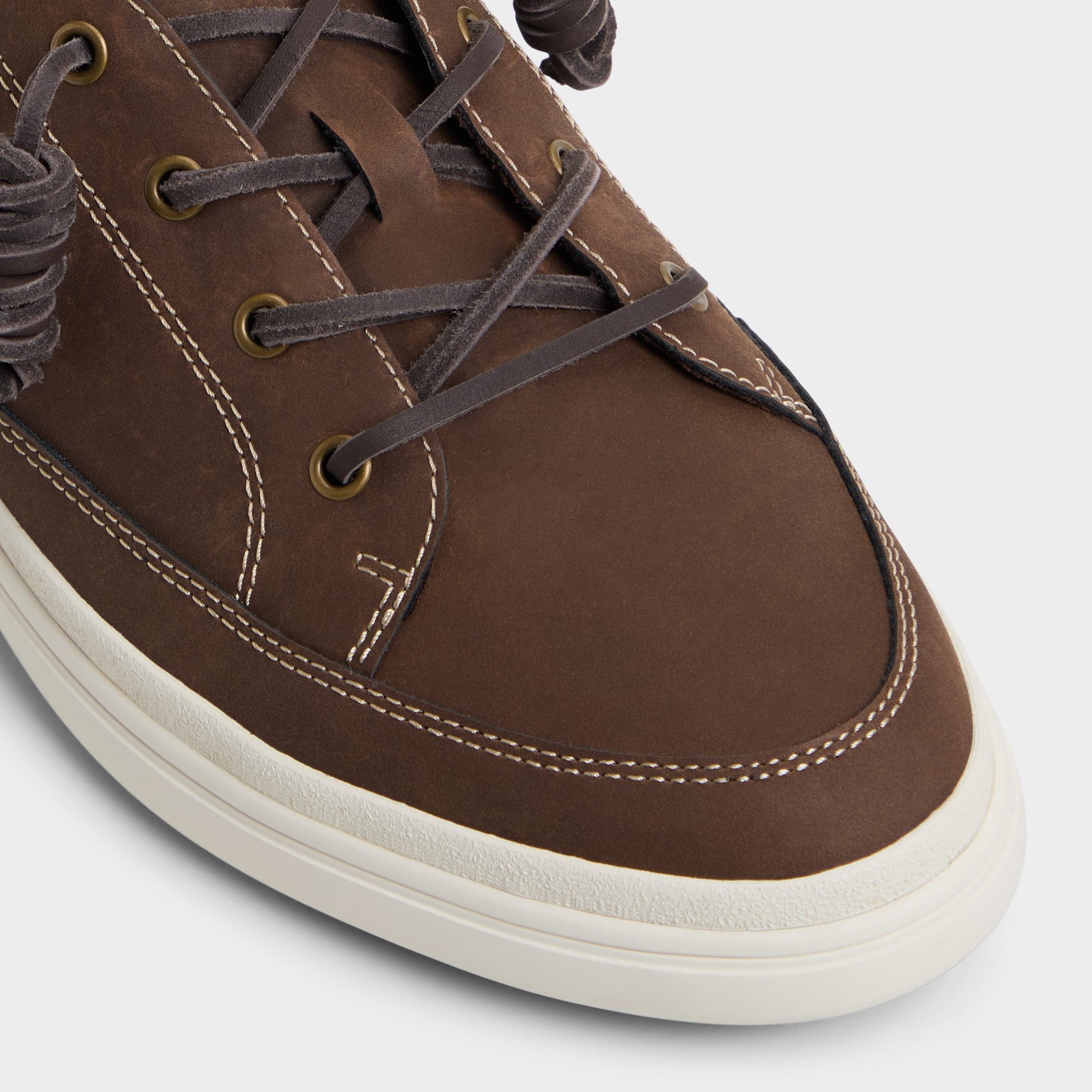 Close-up of the Brown Tristin Low top sneaker