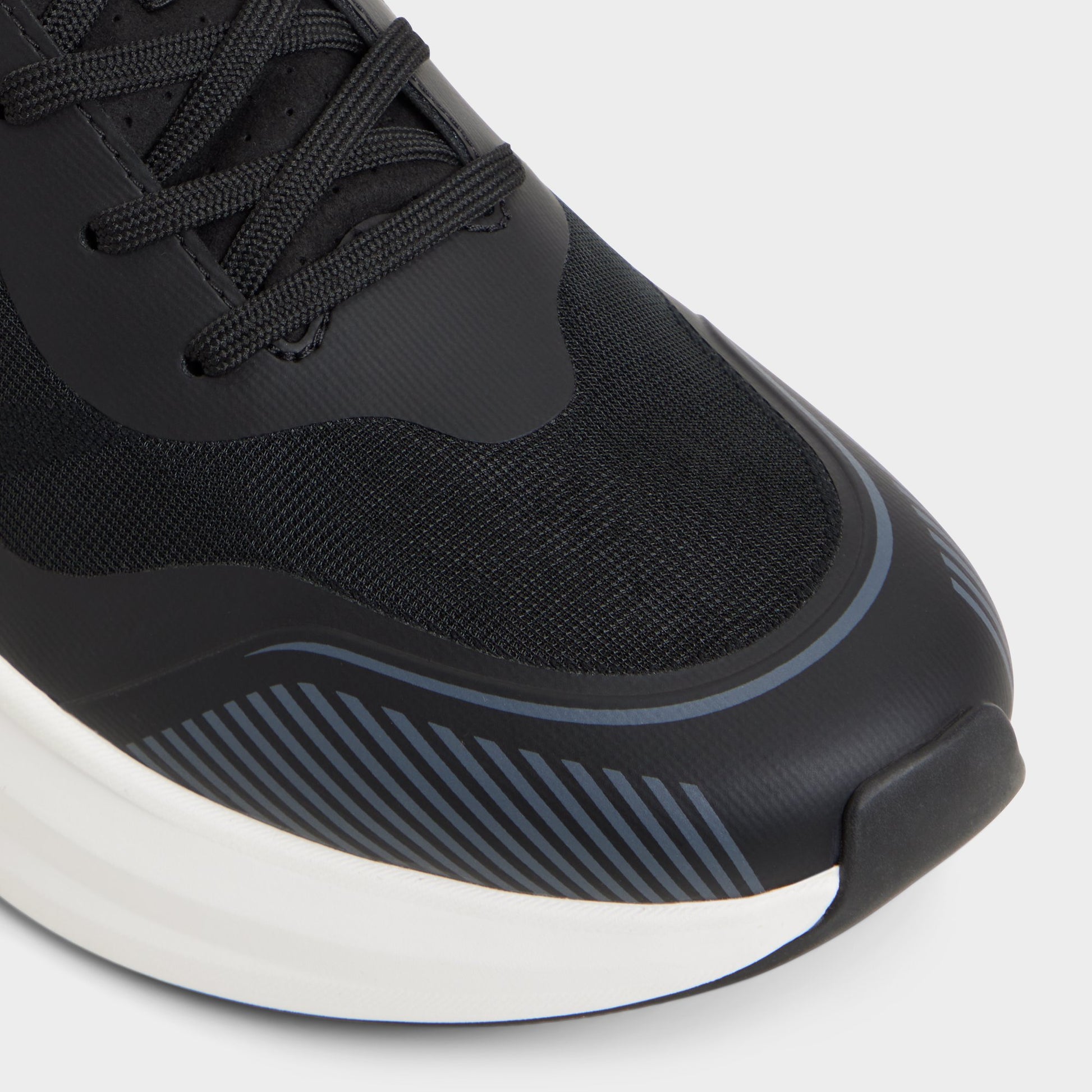 Close-up of the Black/White Pillowsnkr-m Jogger sneaker
