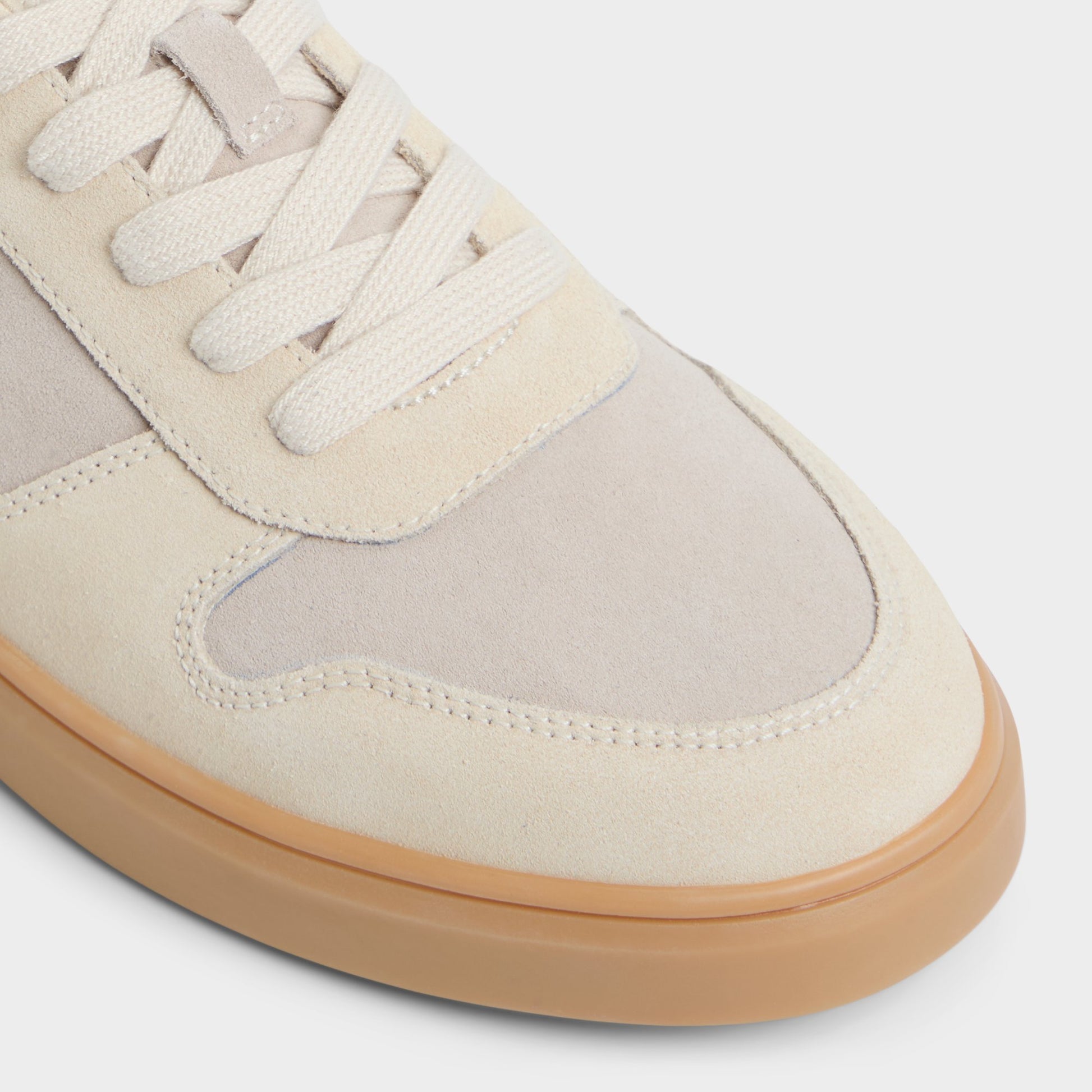 Close-up of the Beige Retrosneaker Low top sneaker