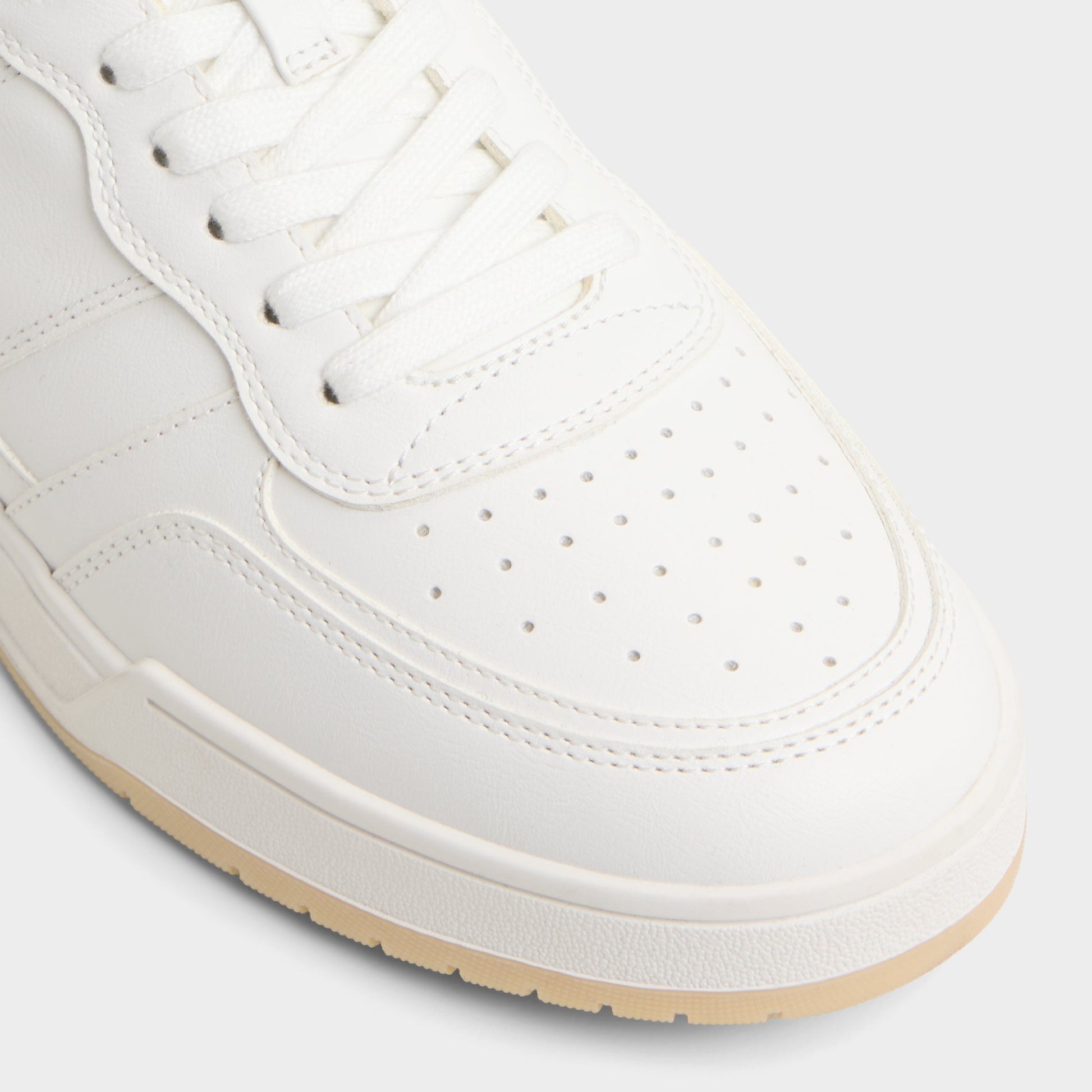 Close-up of the White Topper Low top sneaker