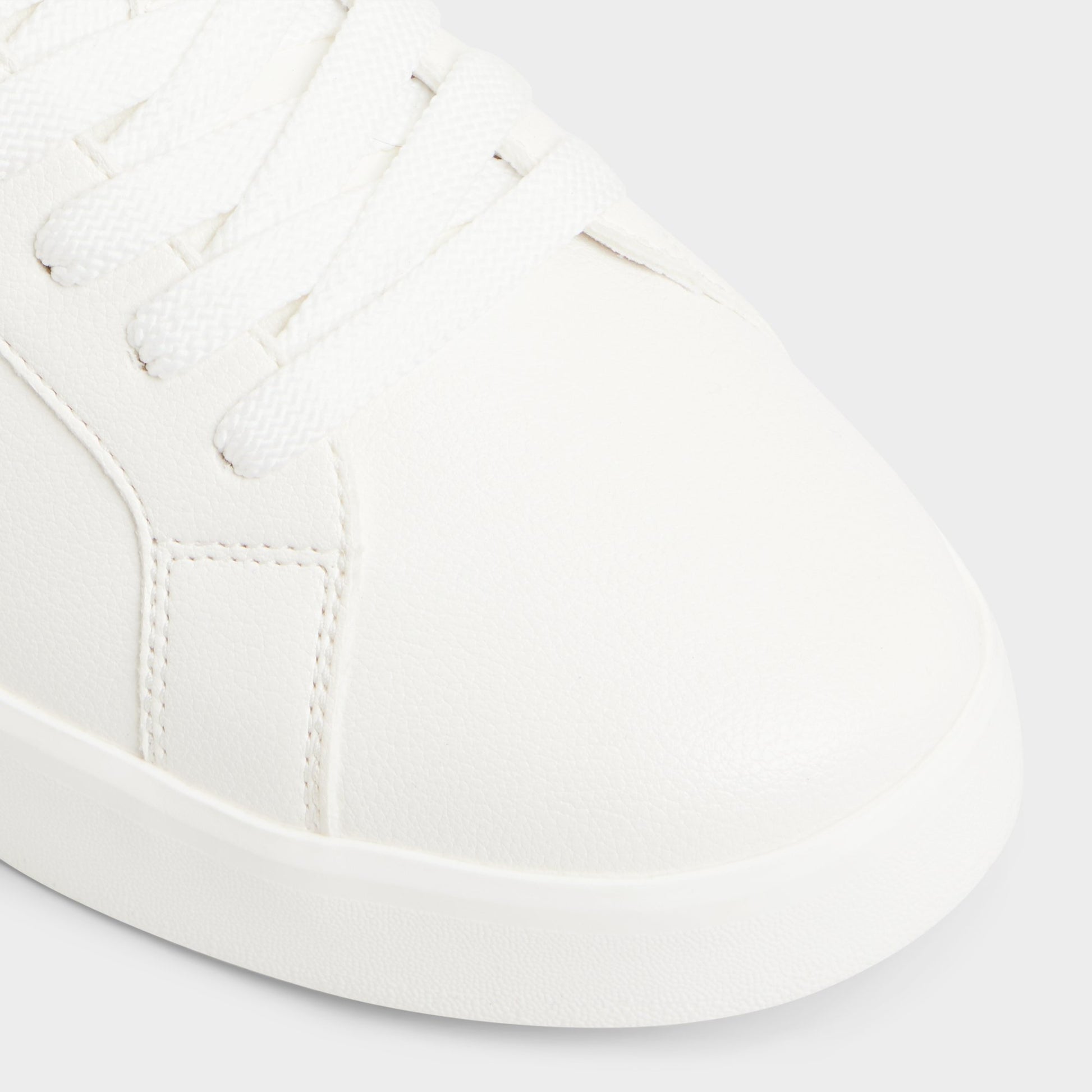 Close-up of the Bone Mtl1972snkr-m Low top sneaker