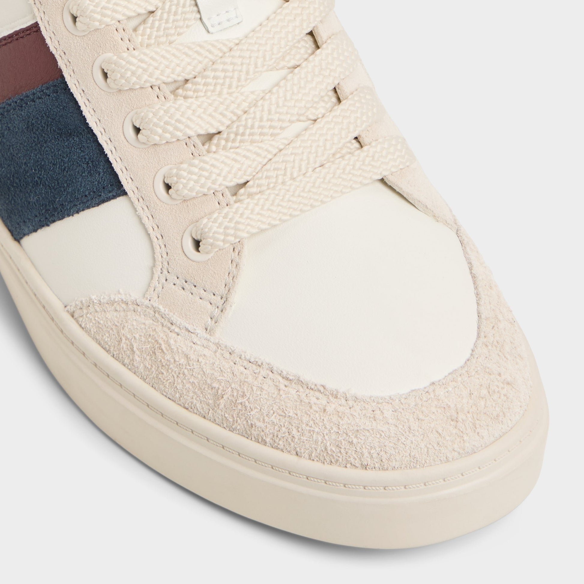 Close-up of the White Retrotrainer High top sneaker