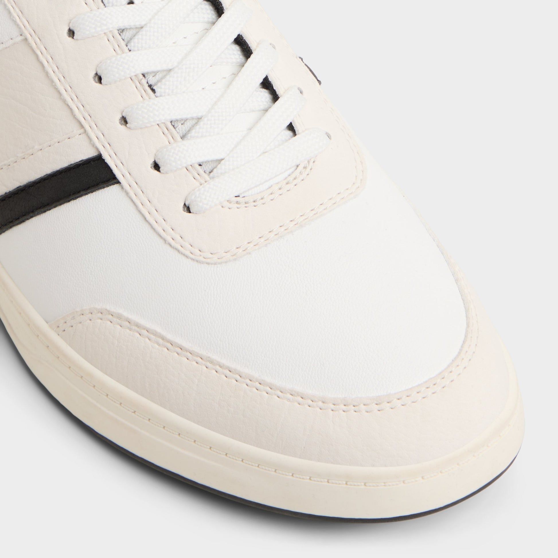 Close-up of the White Freekick Low top sneaker