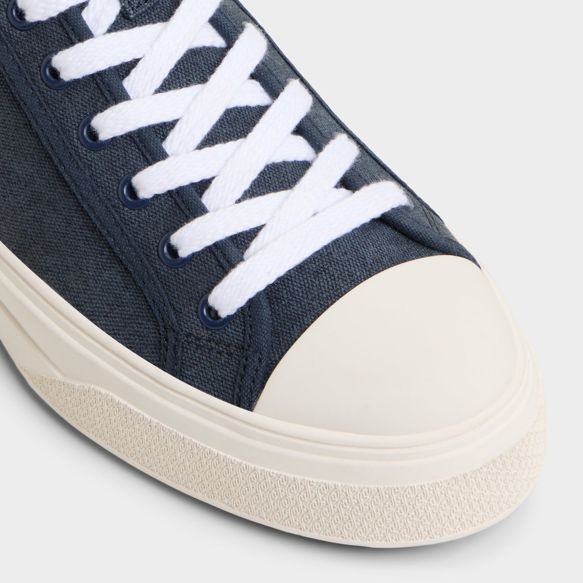 Close-up of the Navy Colin Low top sneaker