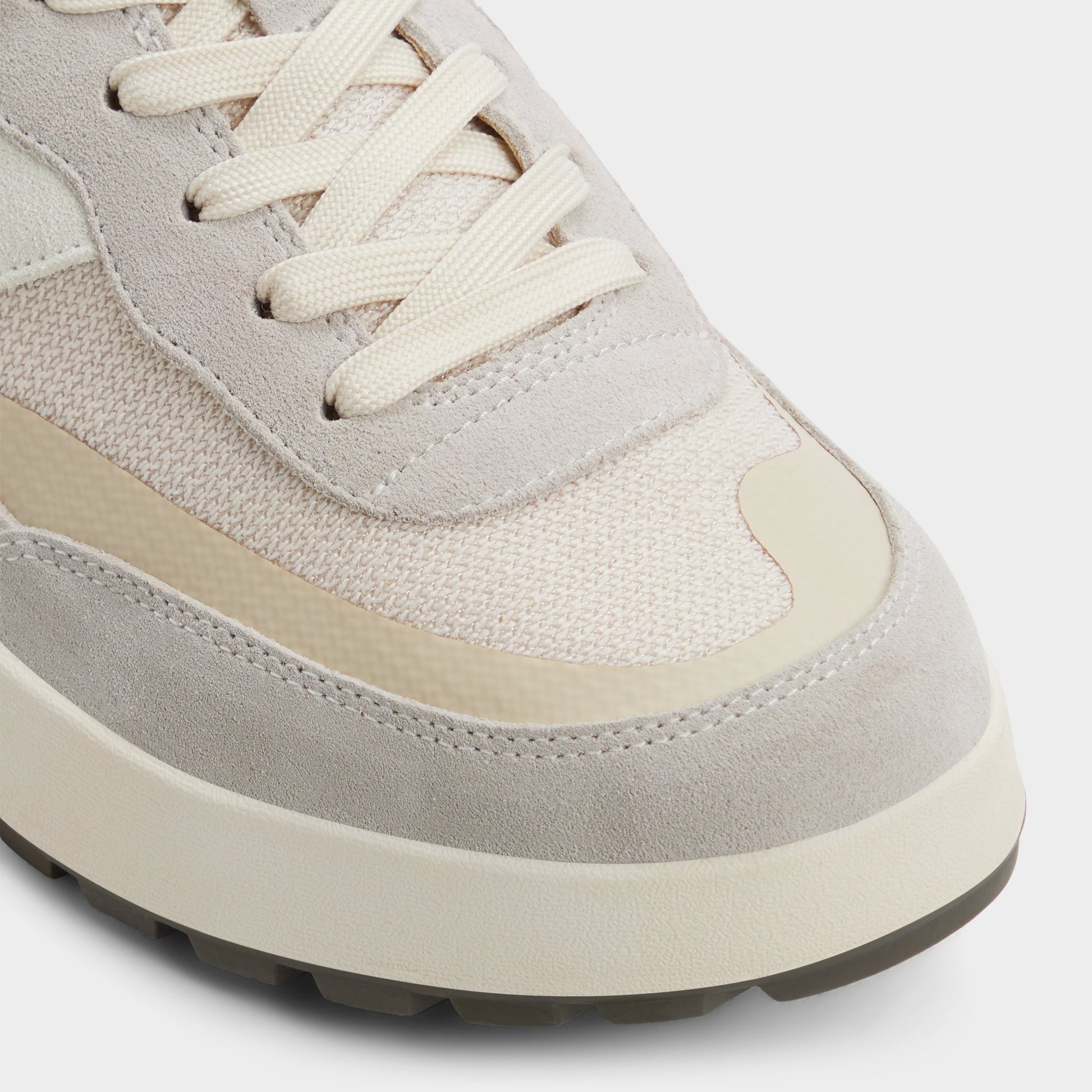 Close-up of the Light Grey Julius Low top sneaker