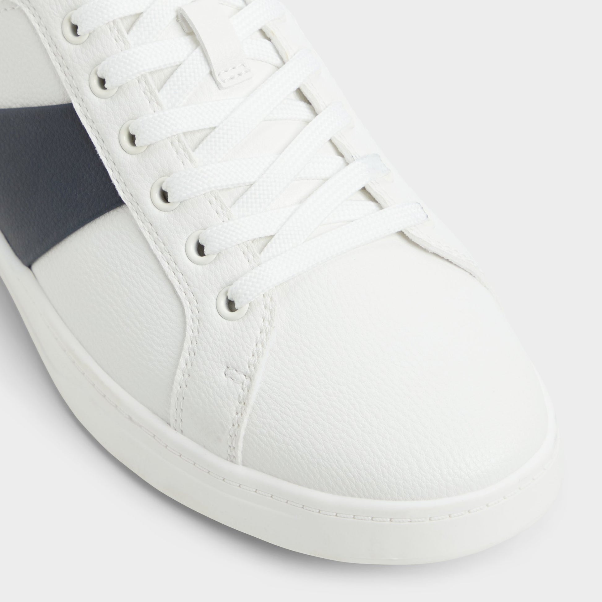 Close-up of the White/Navy Ozzy Low top sneaker