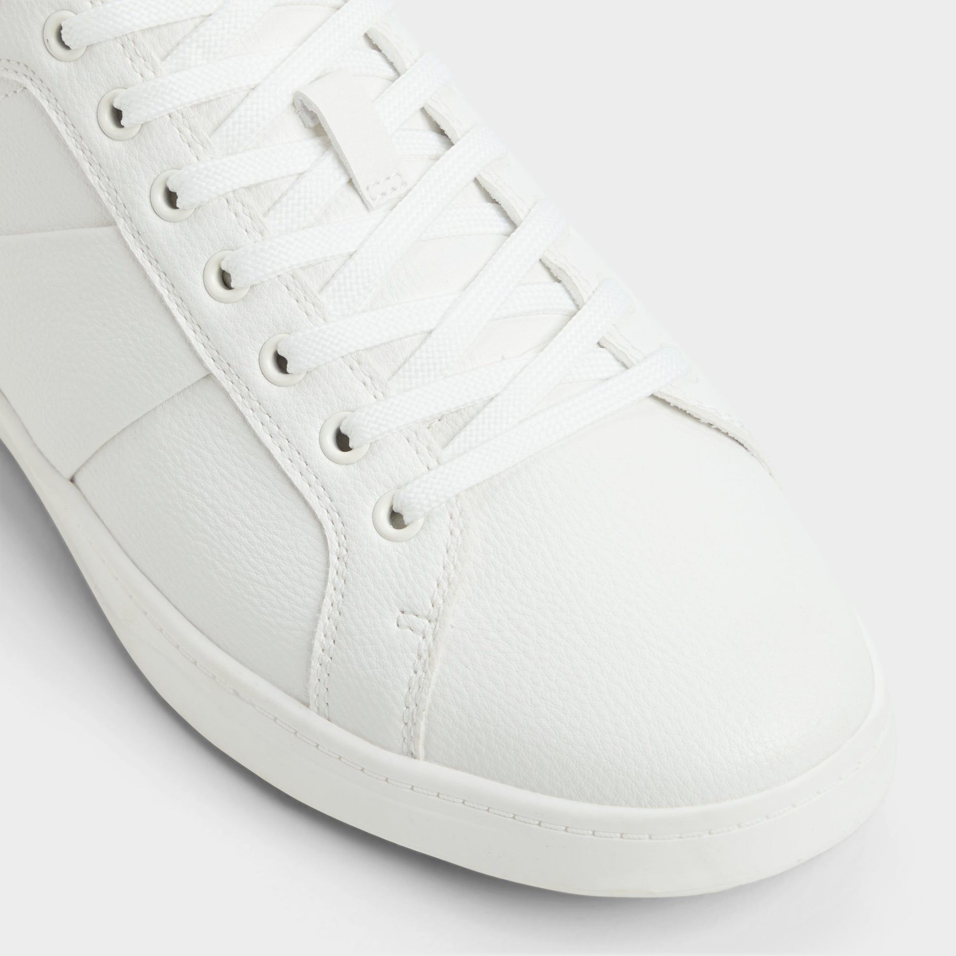 Close-up of the White Ozzy Low top sneaker