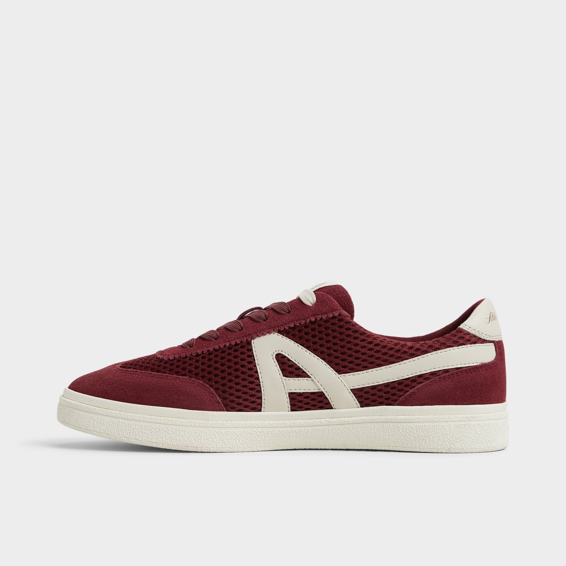Side view of Bordo Clubtrainer Low top sneaker