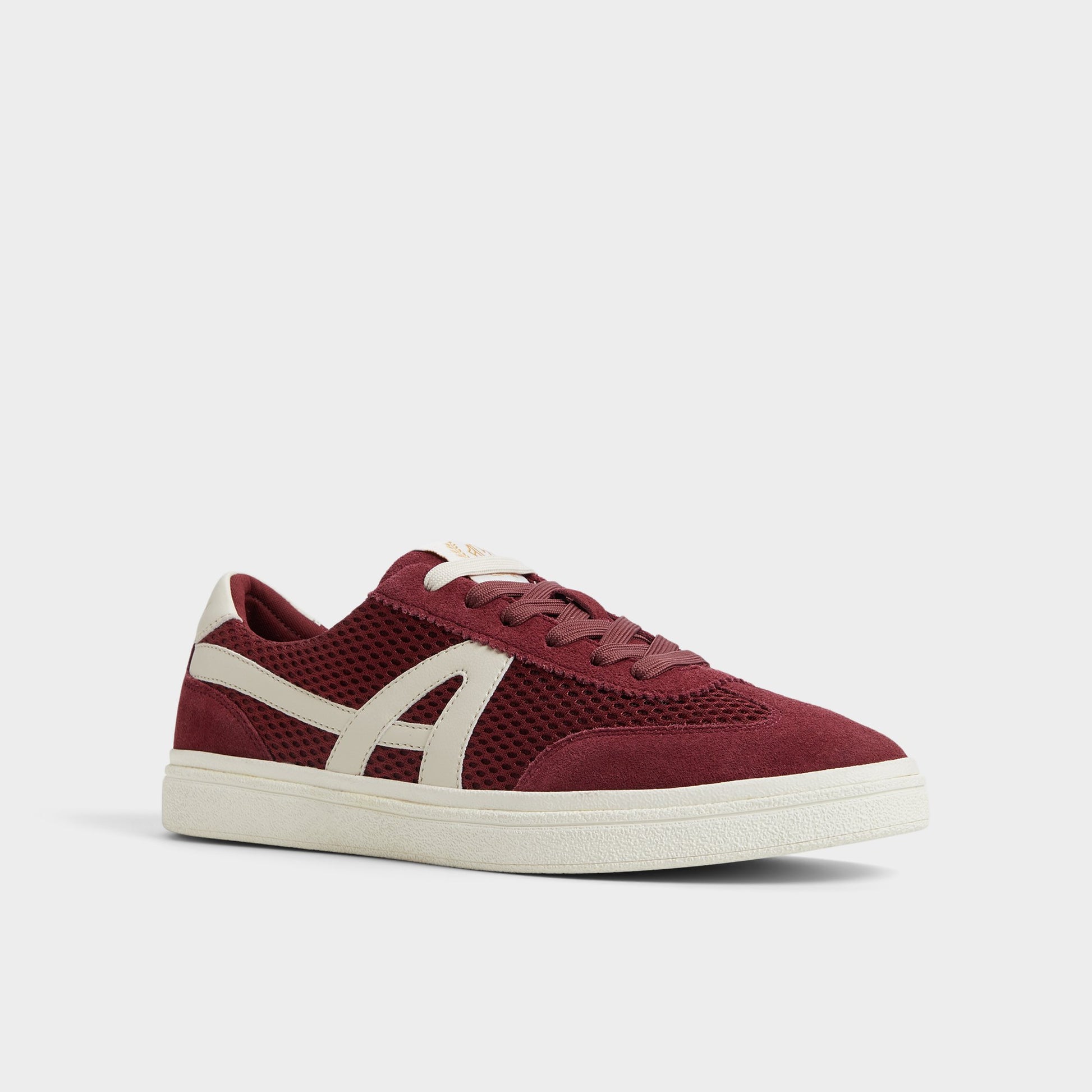 Three-quarter angle of Bordo Clubtrainer Low top sneaker's front side