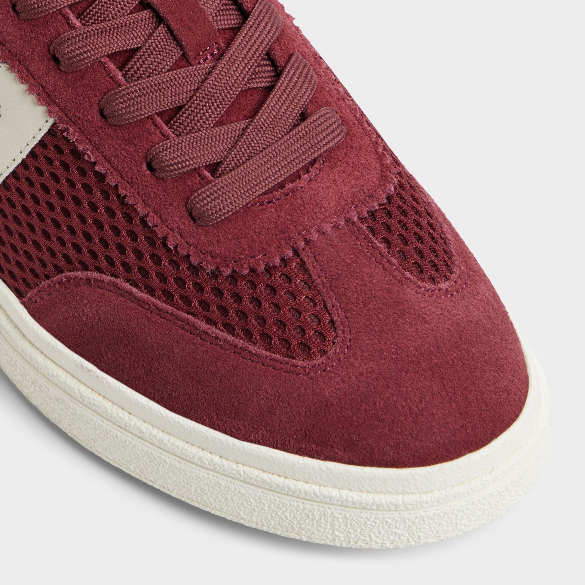 Close-up of the Bordo Clubtrainer Low top sneaker